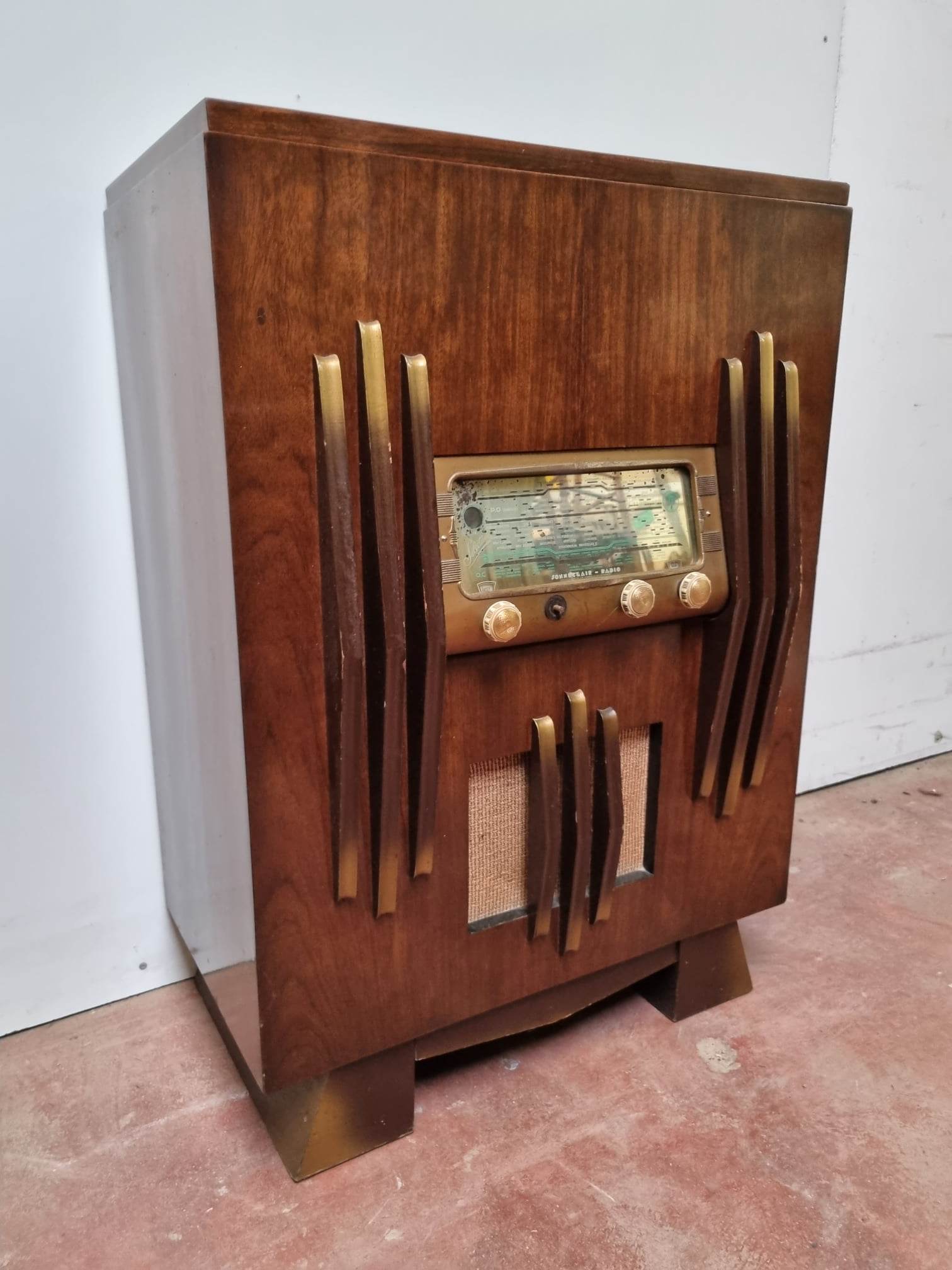 Radio cabinet from the 1940s