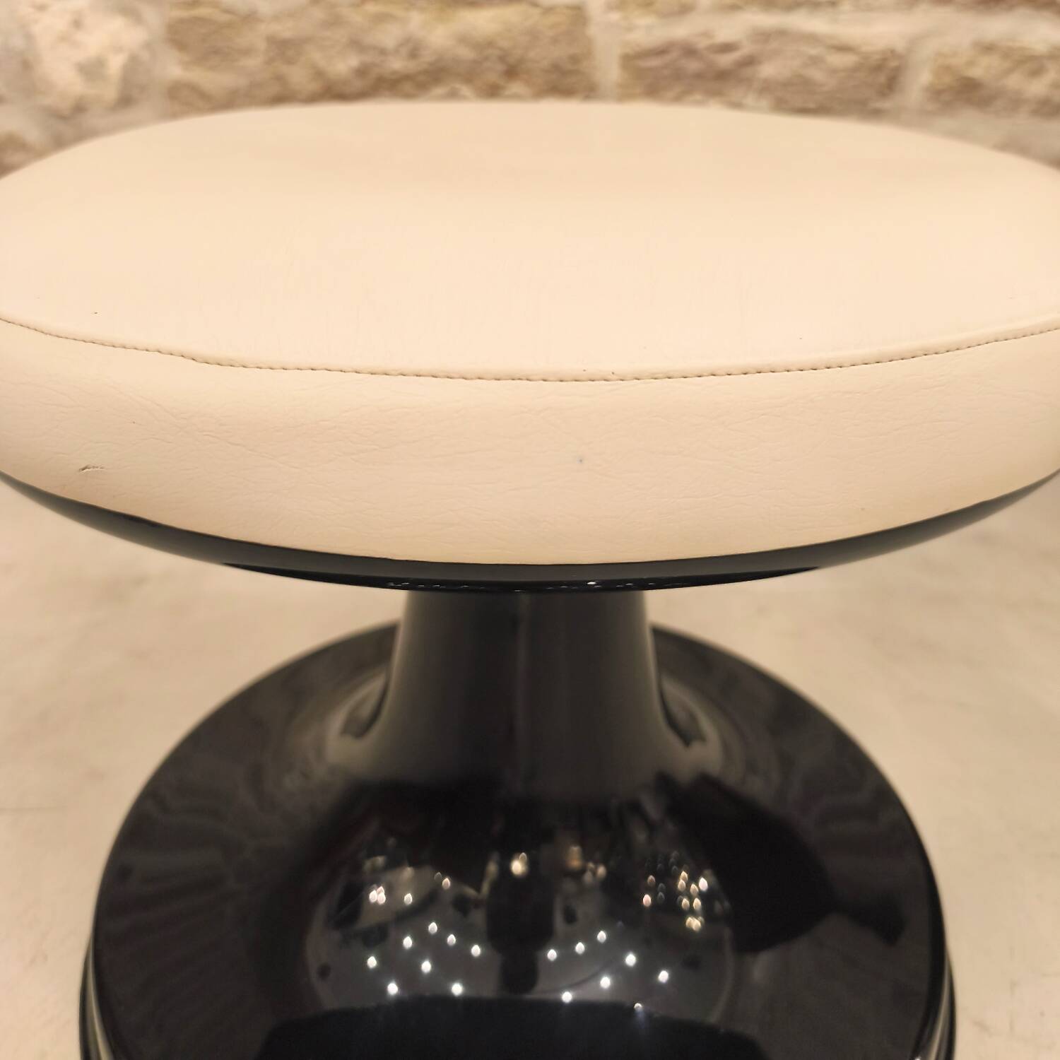 Large tulip stool/ottoman, 1970s design.