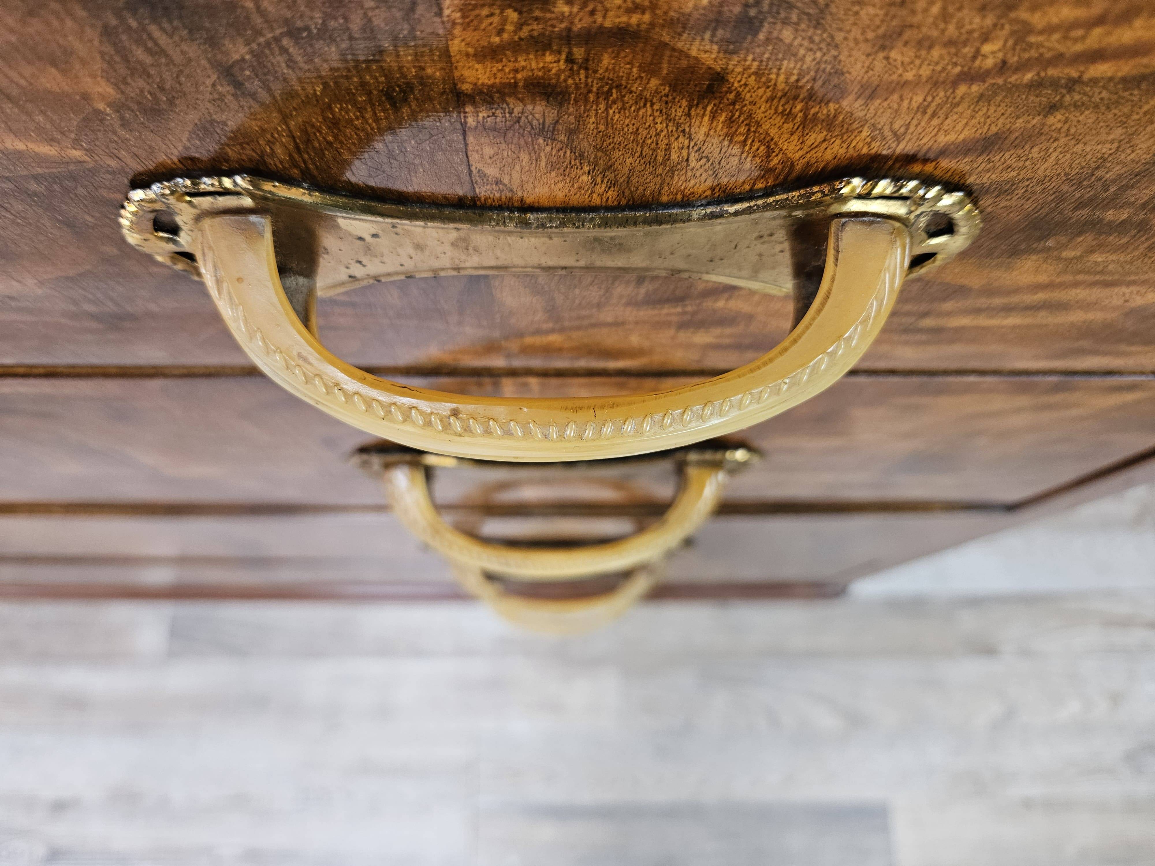 Art Decò chest of drawers in walnut burl with four drawers