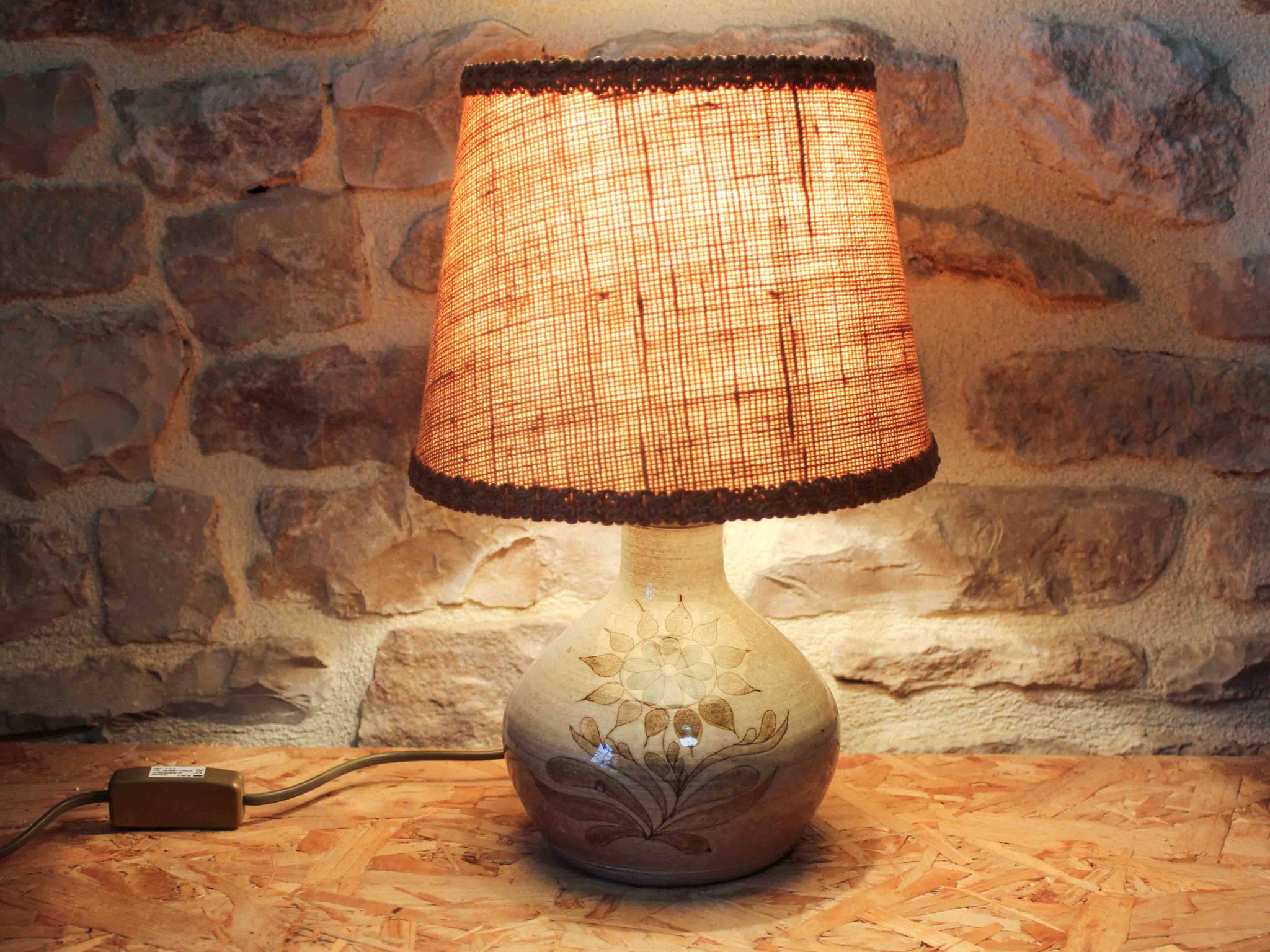 Pied de lampe en céramique à déco de fleurs