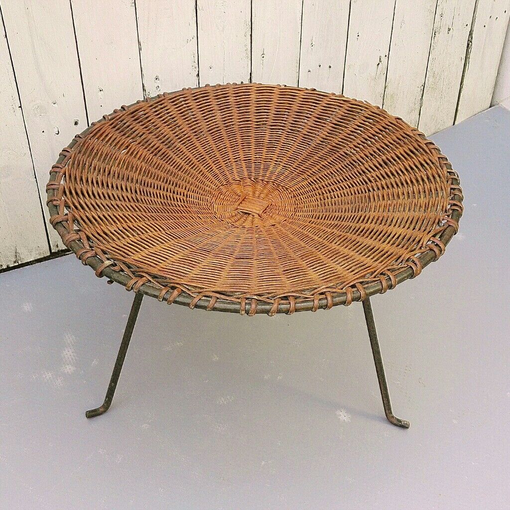 Curved table ferrotine sewing ball of vintage wool