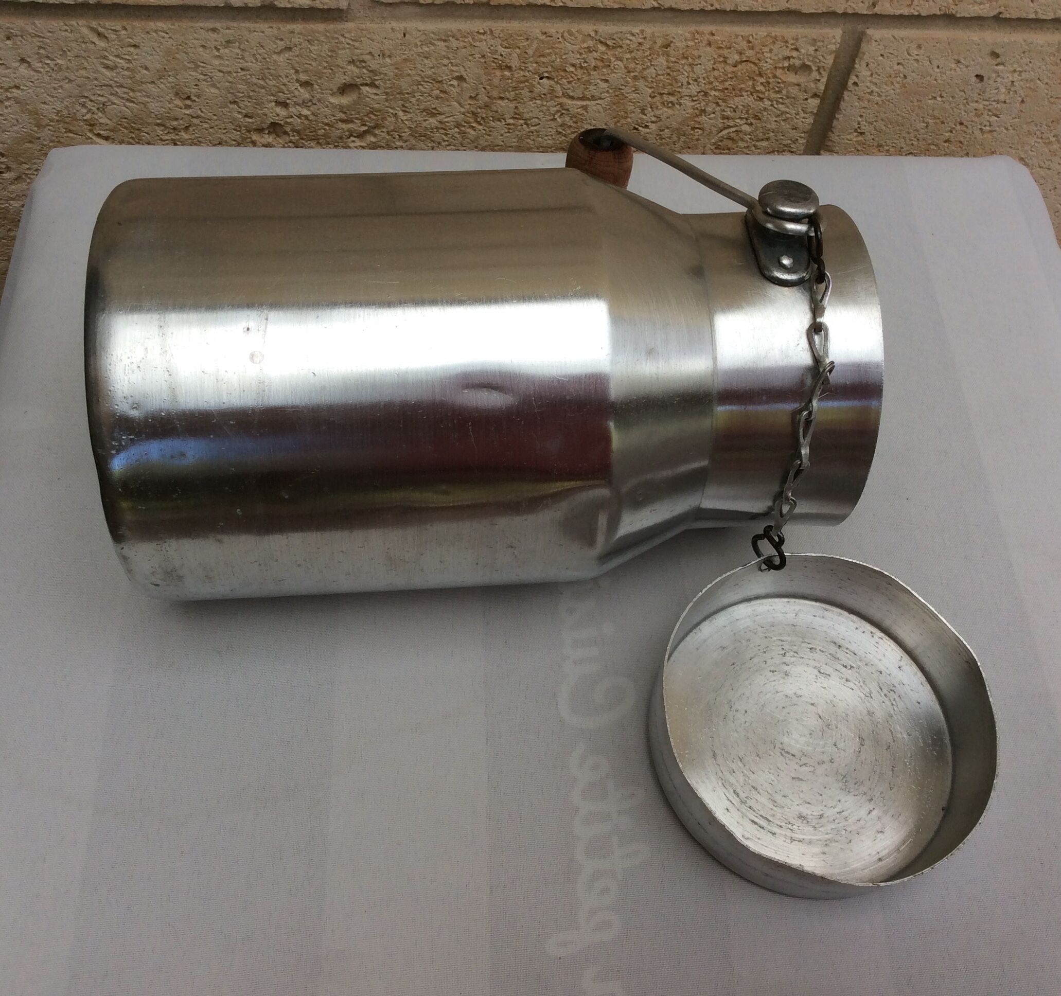 Ancien pot à lait aluminium poignée bois e.l.r alu