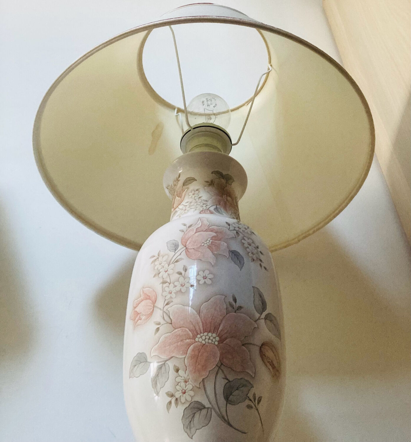 Asian lamps in earthenware from the 1970s/80s with handmade floral decoration.