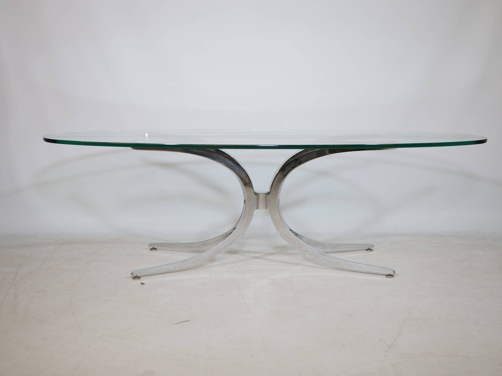 Table basse pieds araignée chromés et verre années 1970 Italie