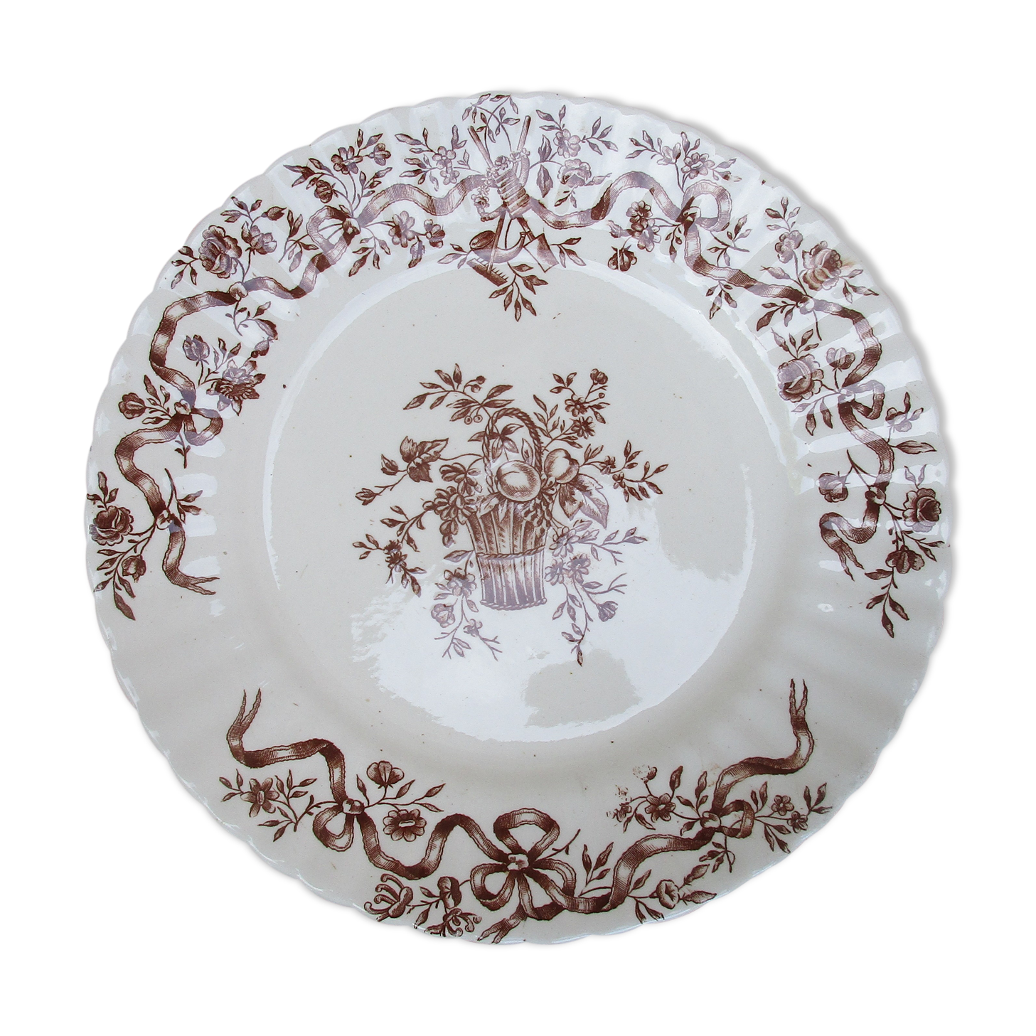 Long-field standing plate with floral ribbon decor