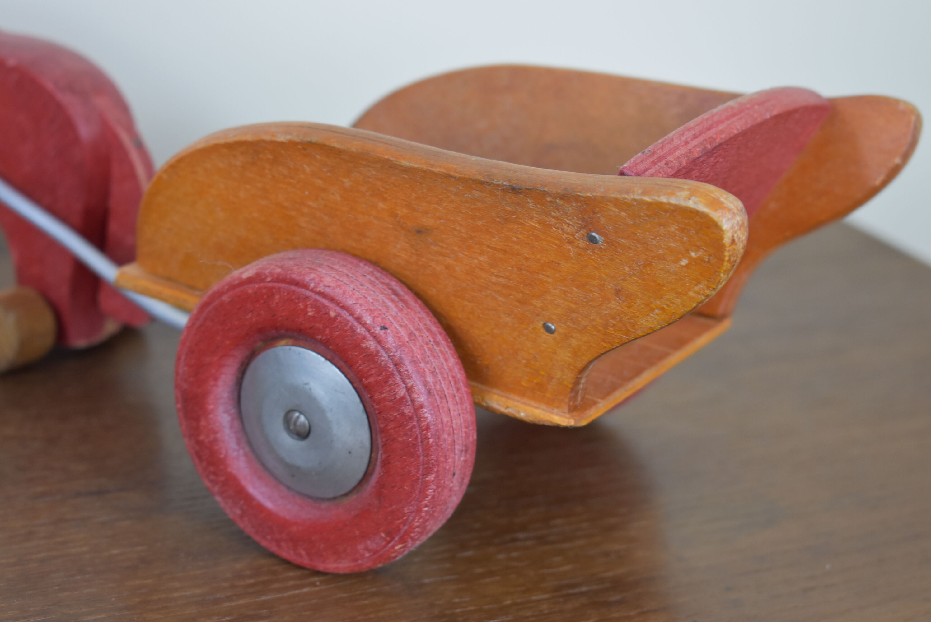 Dejou wood toy, horse and trailer