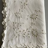 Linge ancien brodé Richelieu dessus commode  cheminée