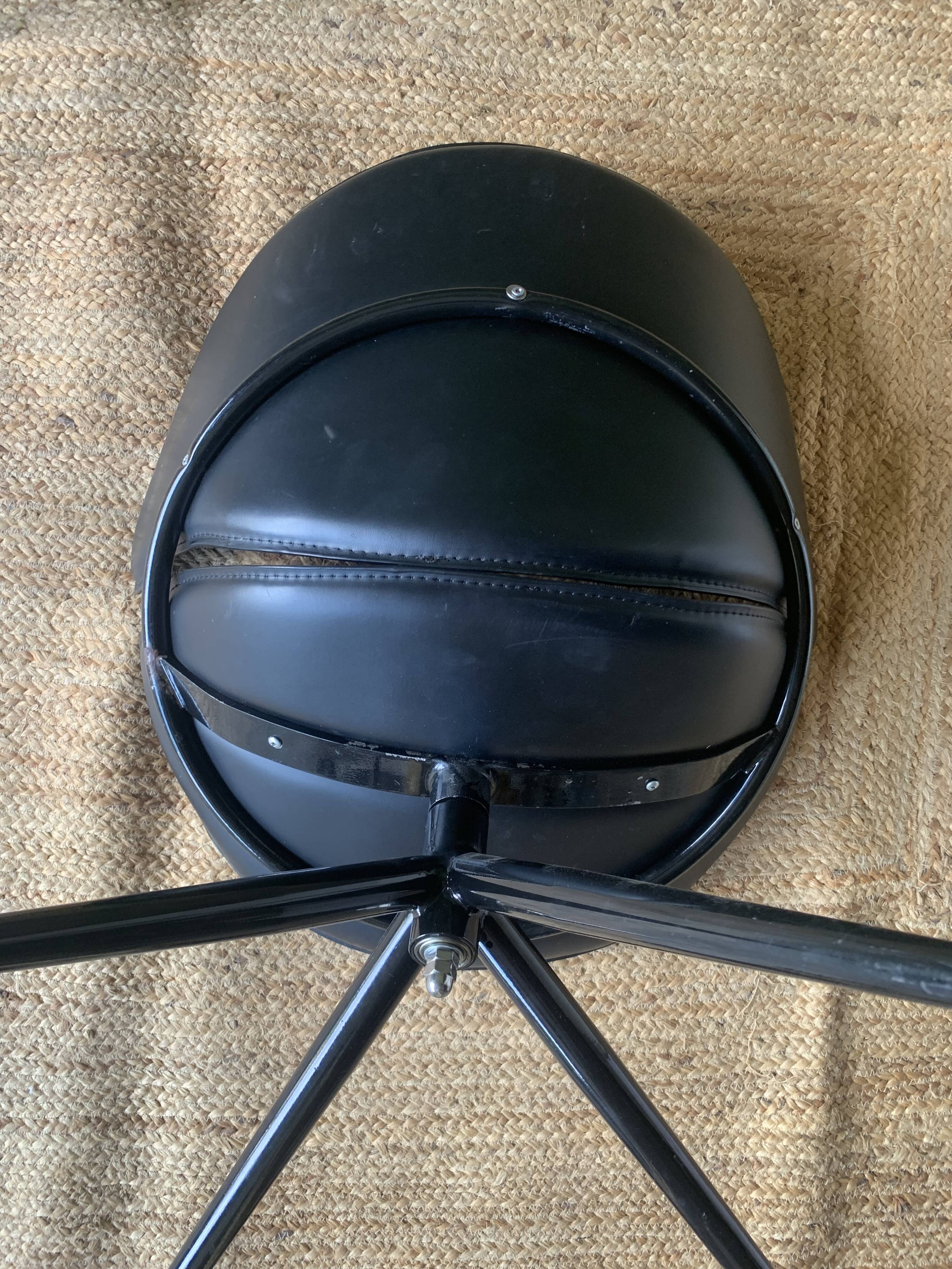 Paire de fauteuils pivotants modernistes en cuir noir