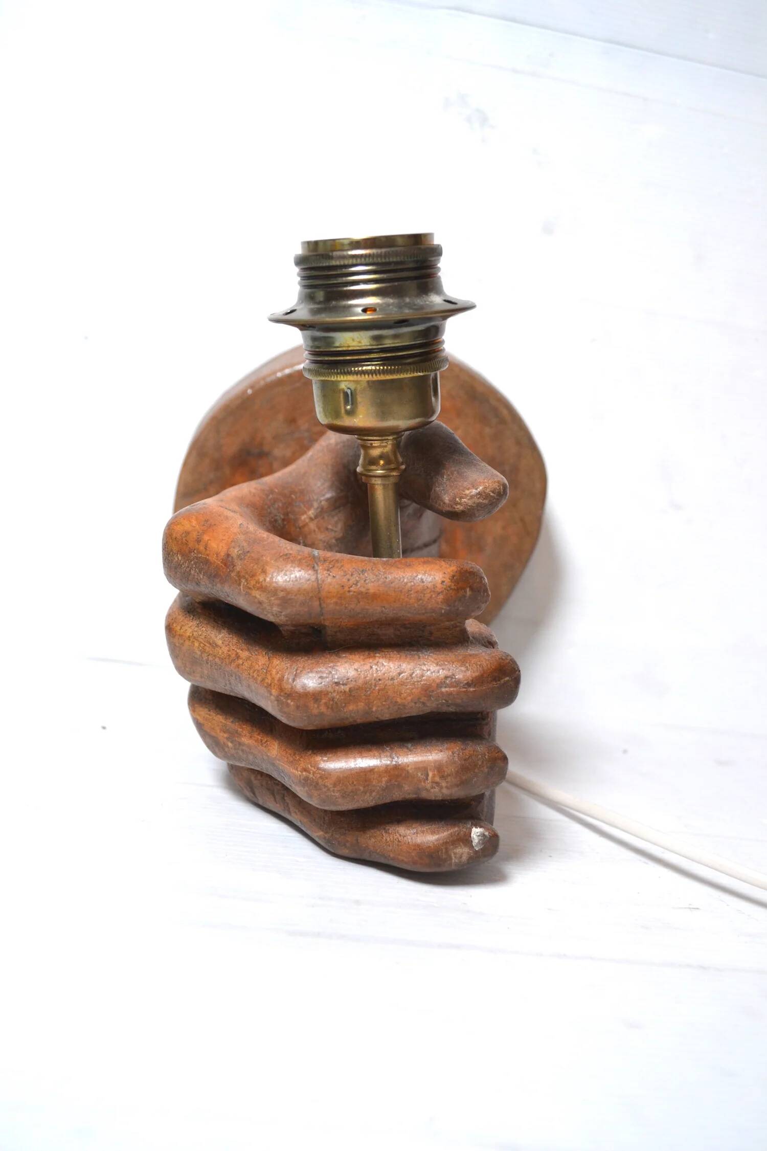 Applique main en bois sculpté
