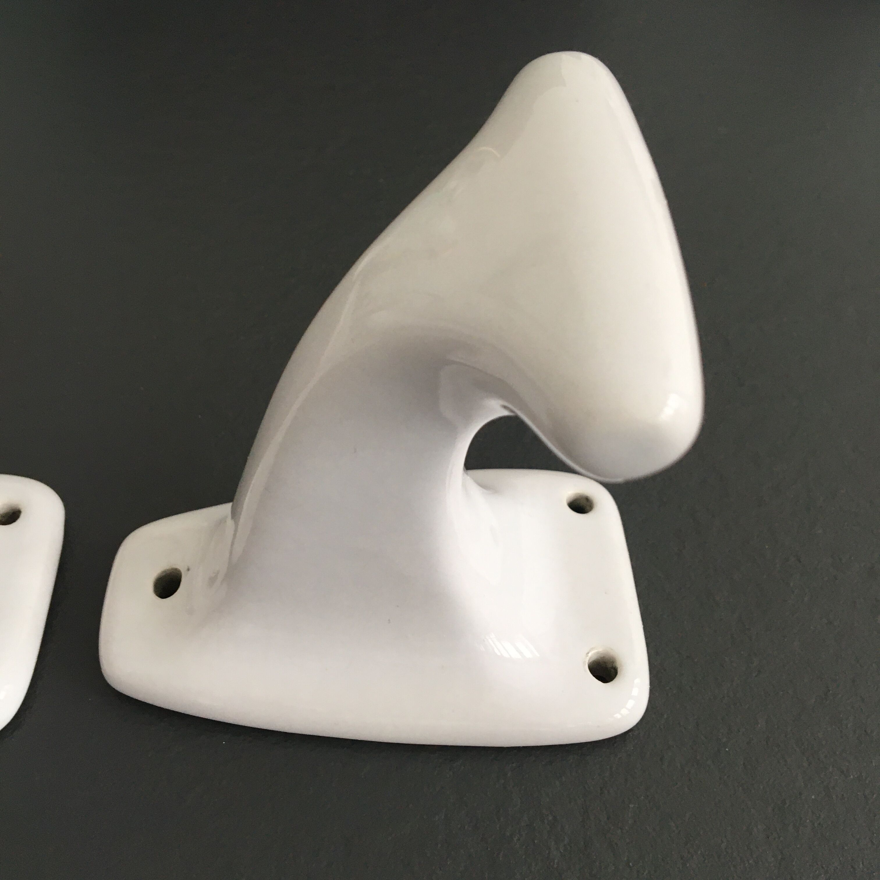 Paire de patères en porcelaine blanche rétro