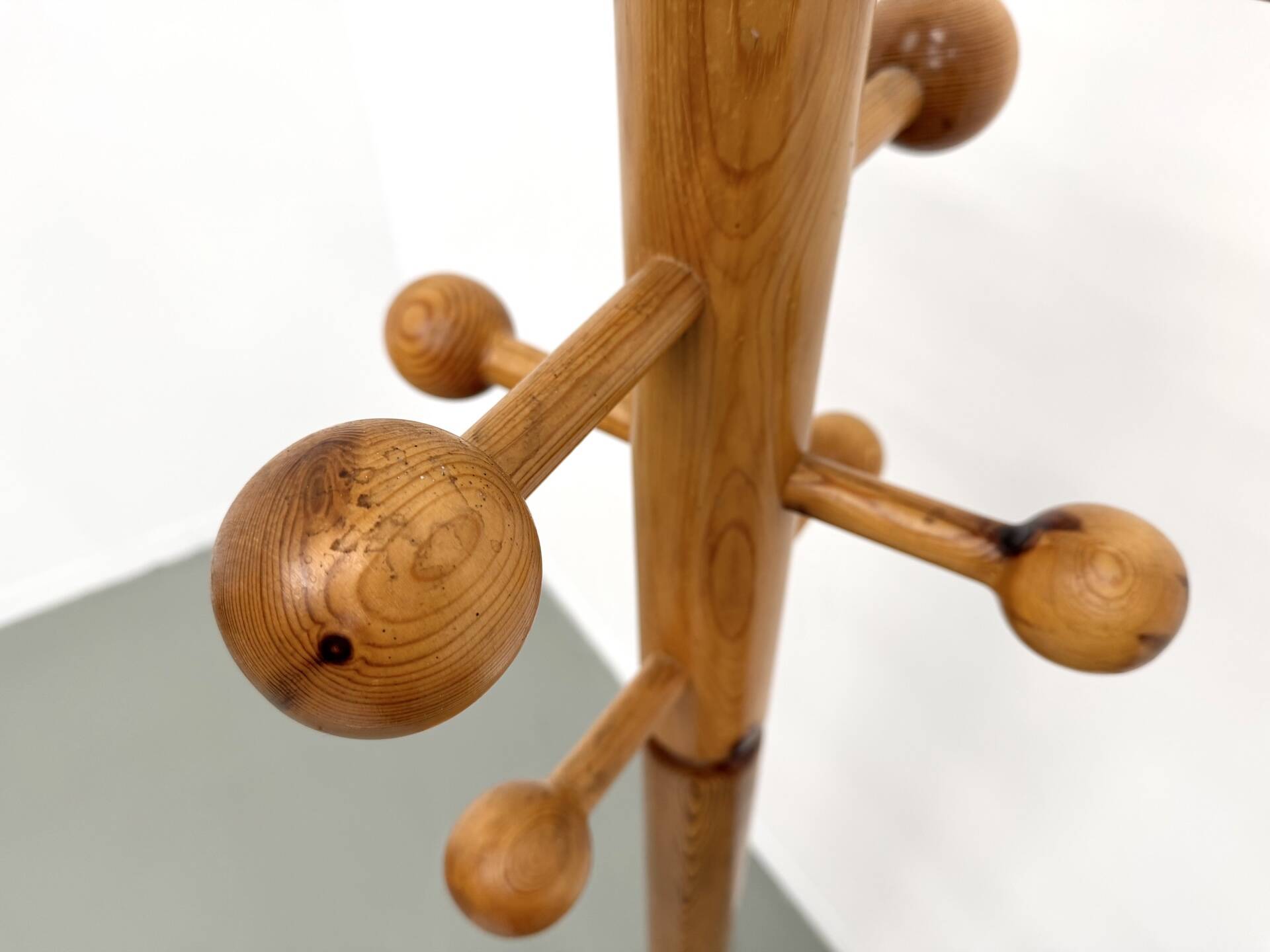 Free-standing coat rack in solid pine, Les Arcs, 1970s