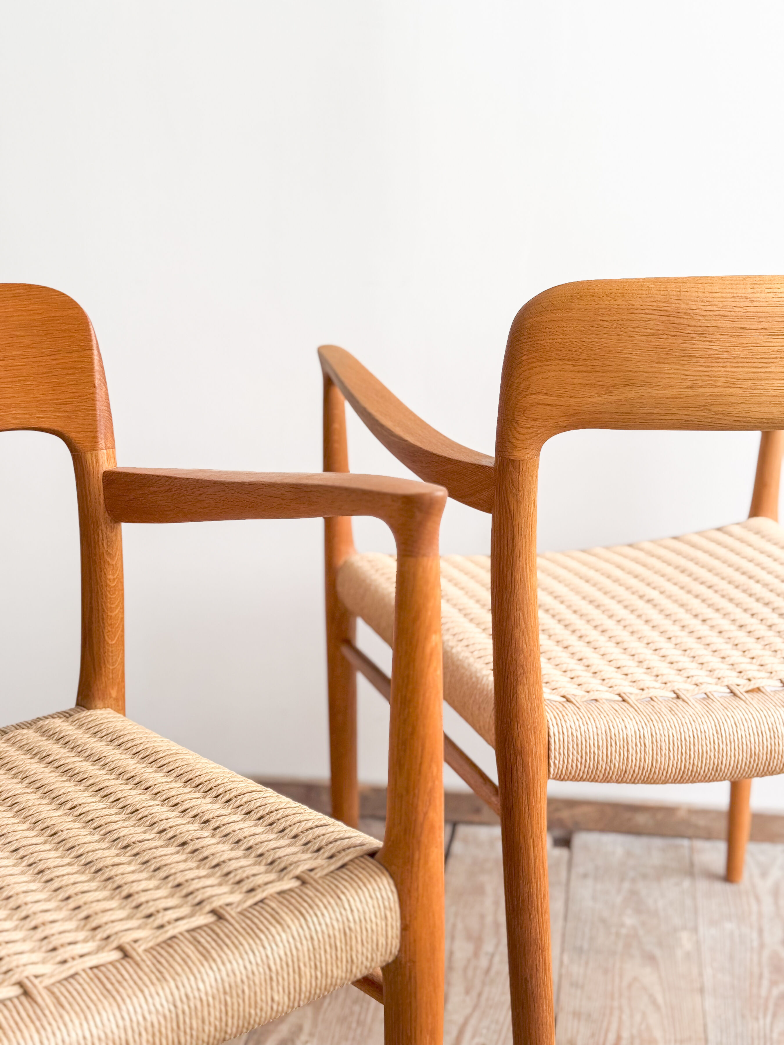 Paire de chaises de salle à manger modèle 56 par Niels O. Møller en chêne