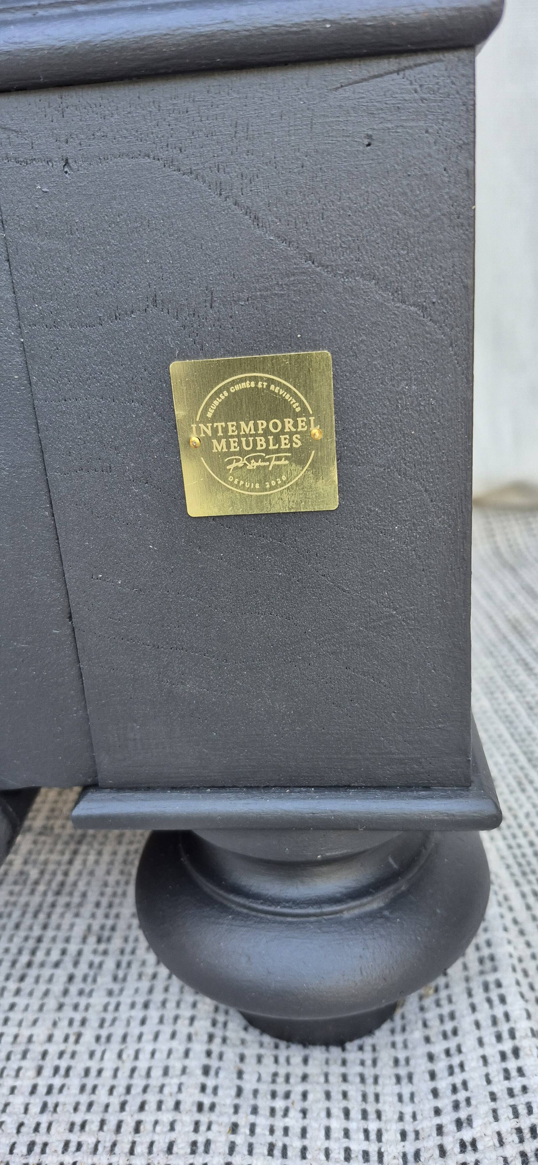 Glass-fronted dresser