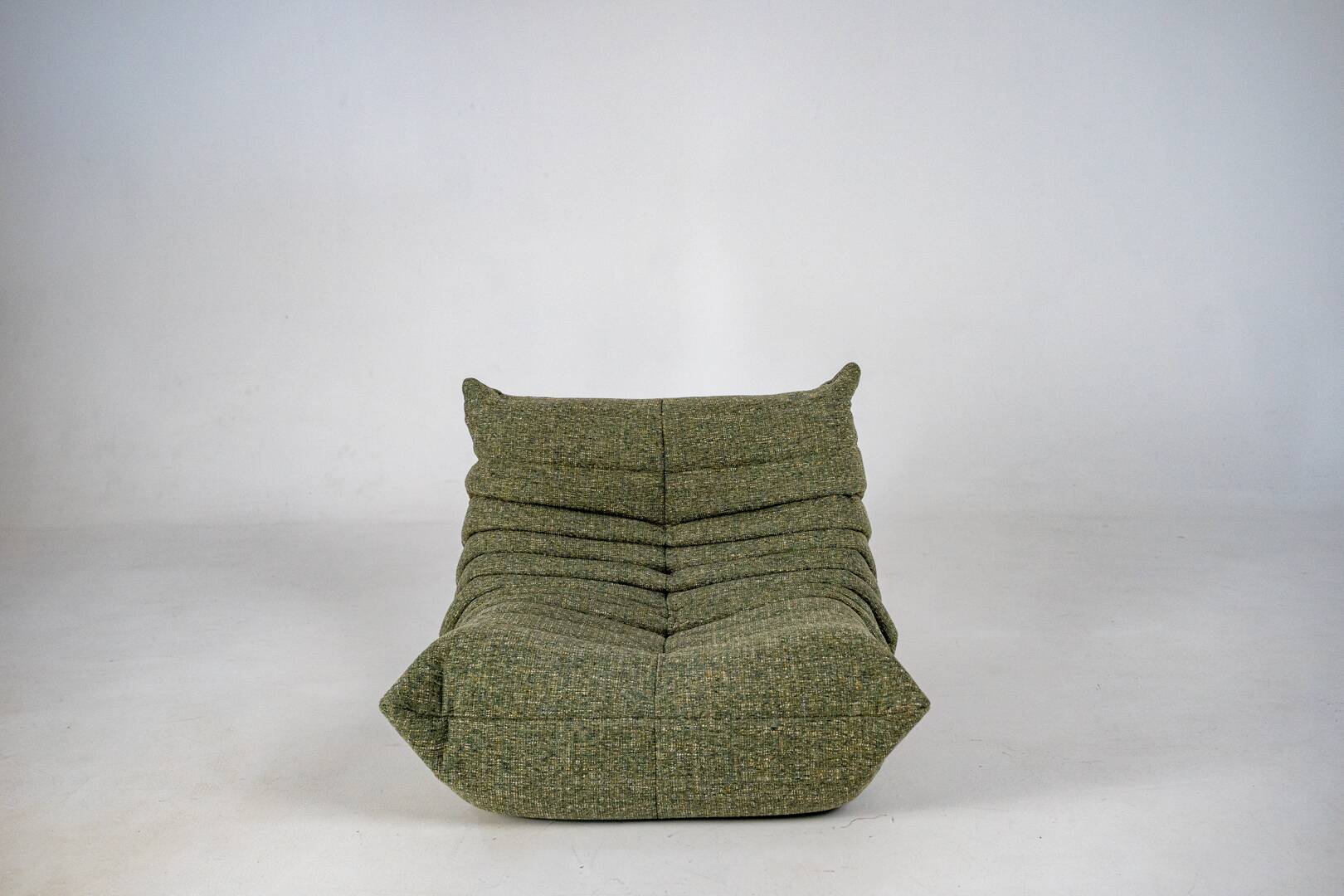 Fauteuil et pouf Togo en tweed émeraude
