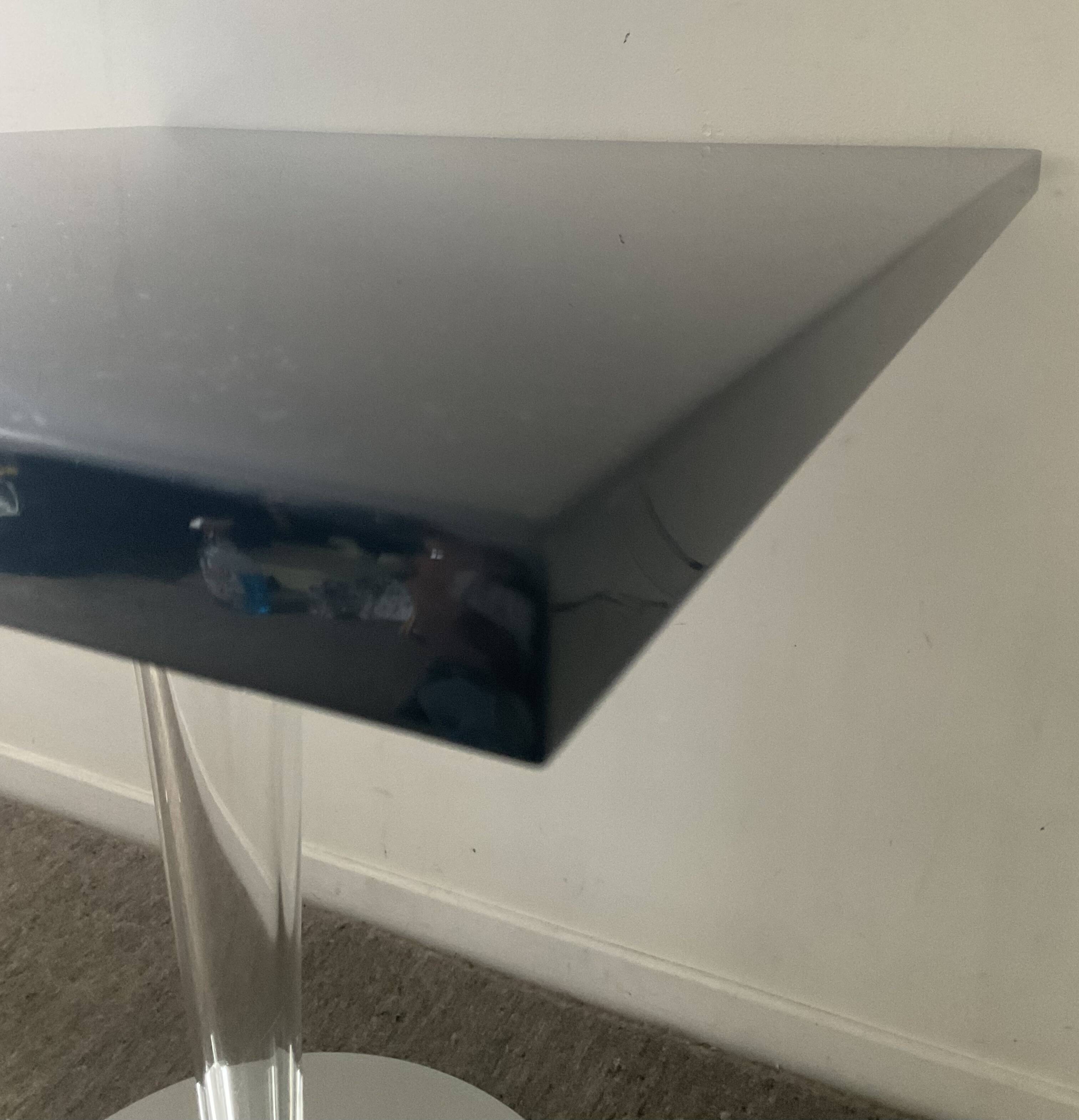 Ensemble Philippe Starck Kartell table à manger Top Top et 2 fauteuils Louis Ghost