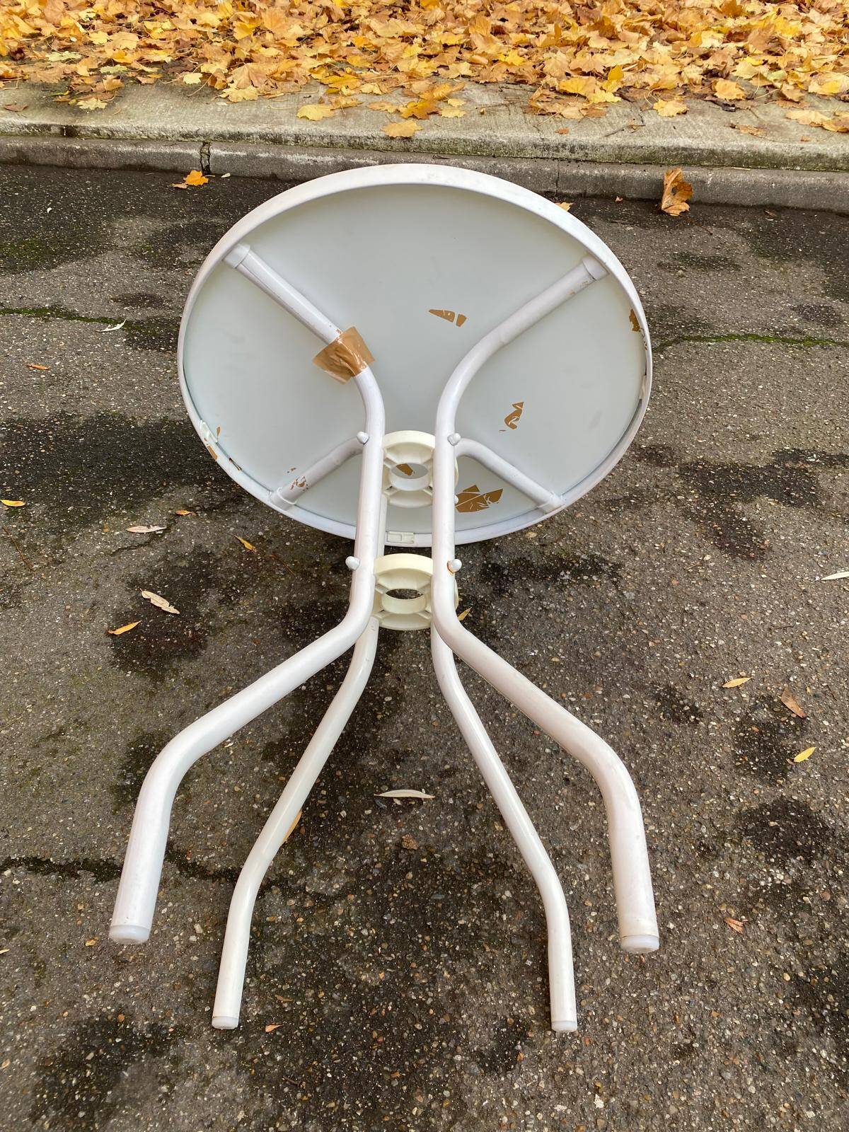 Round bistro table in steel with tulip base and glass top, 60cm