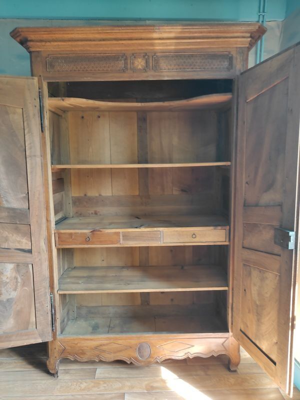 Beautiful wardrobe in walnut and olive wood.