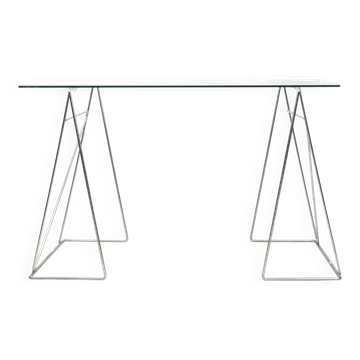 Table à tréteaux triangulaires chromés
