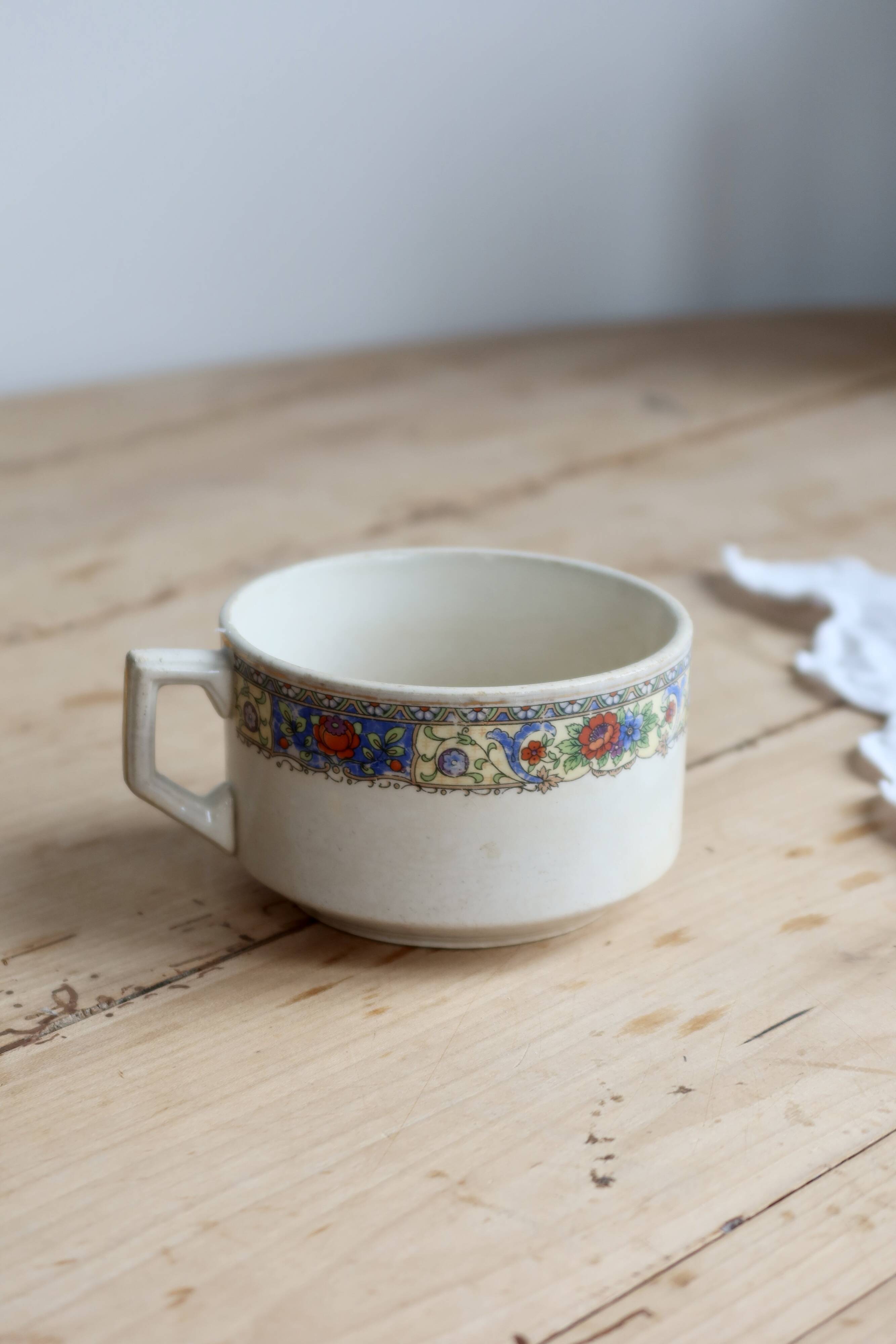 Ivory iron earth chocolate cup - Polychrome frieze decoration
