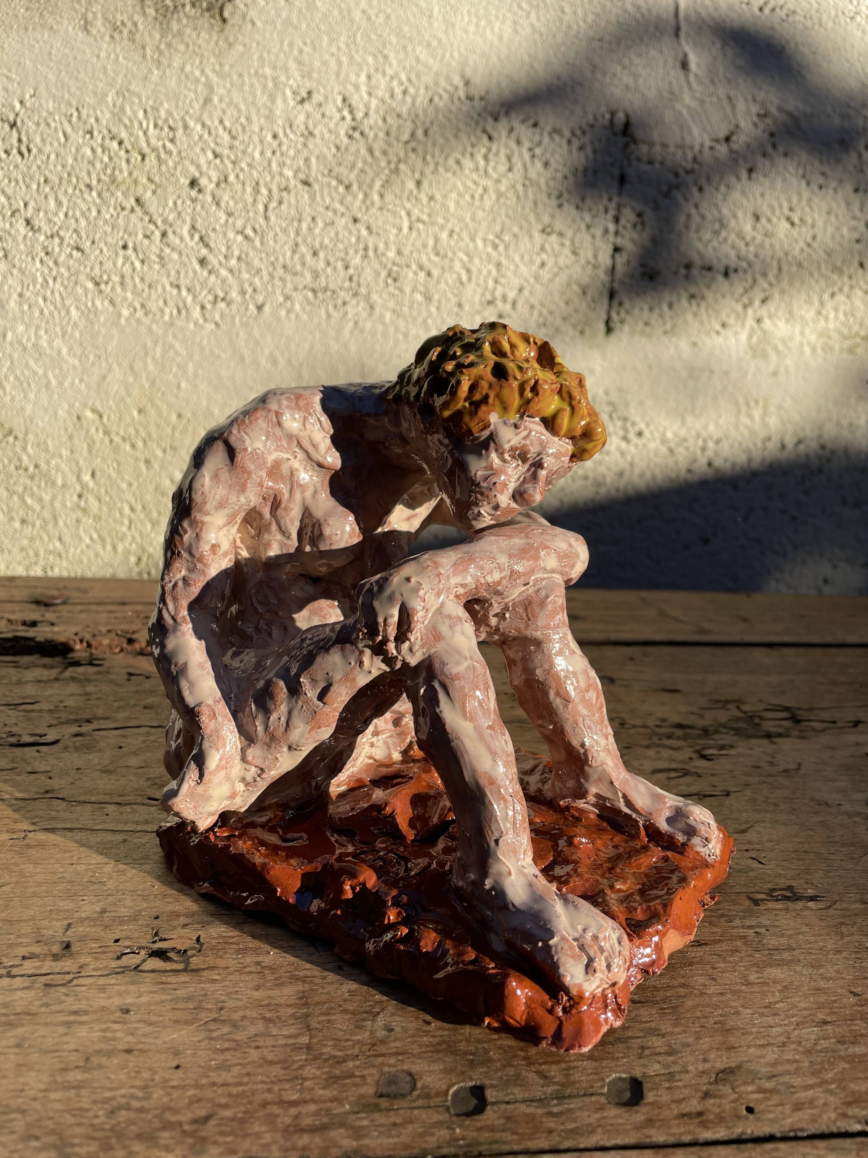 Sculpture contemporaine figure féminine terre cuite émaillée signée