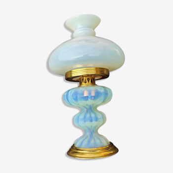 Lampe de table en opaline milieu du 20 -ème siècle couleur opale irisé