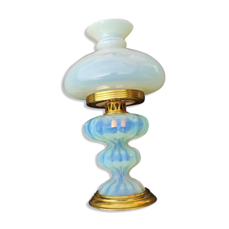 Lampe de table en opaline milieu du 20 -ème siècle couleur opale irisé