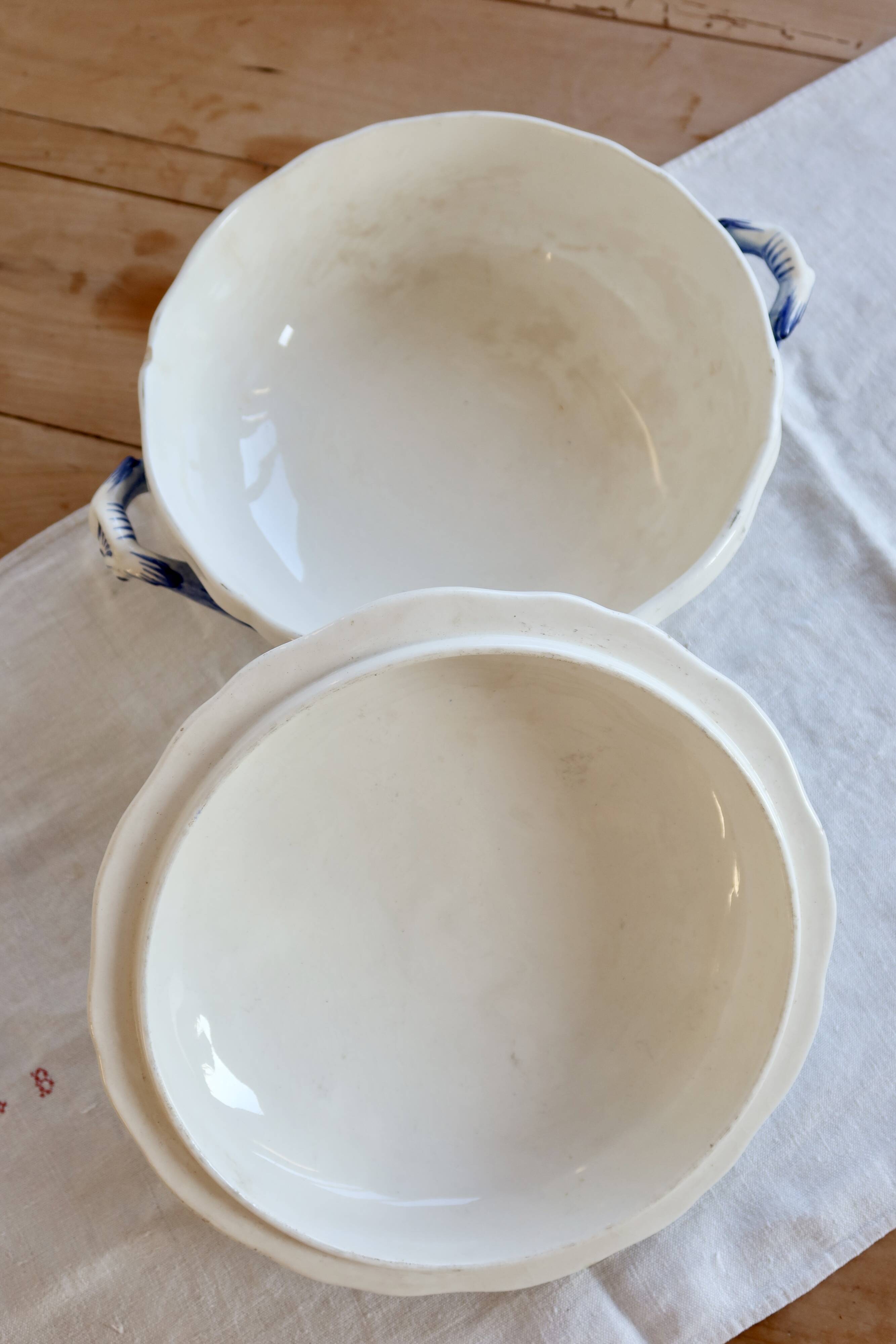 Large antique soup tureen in Gien earthenware – Royal model