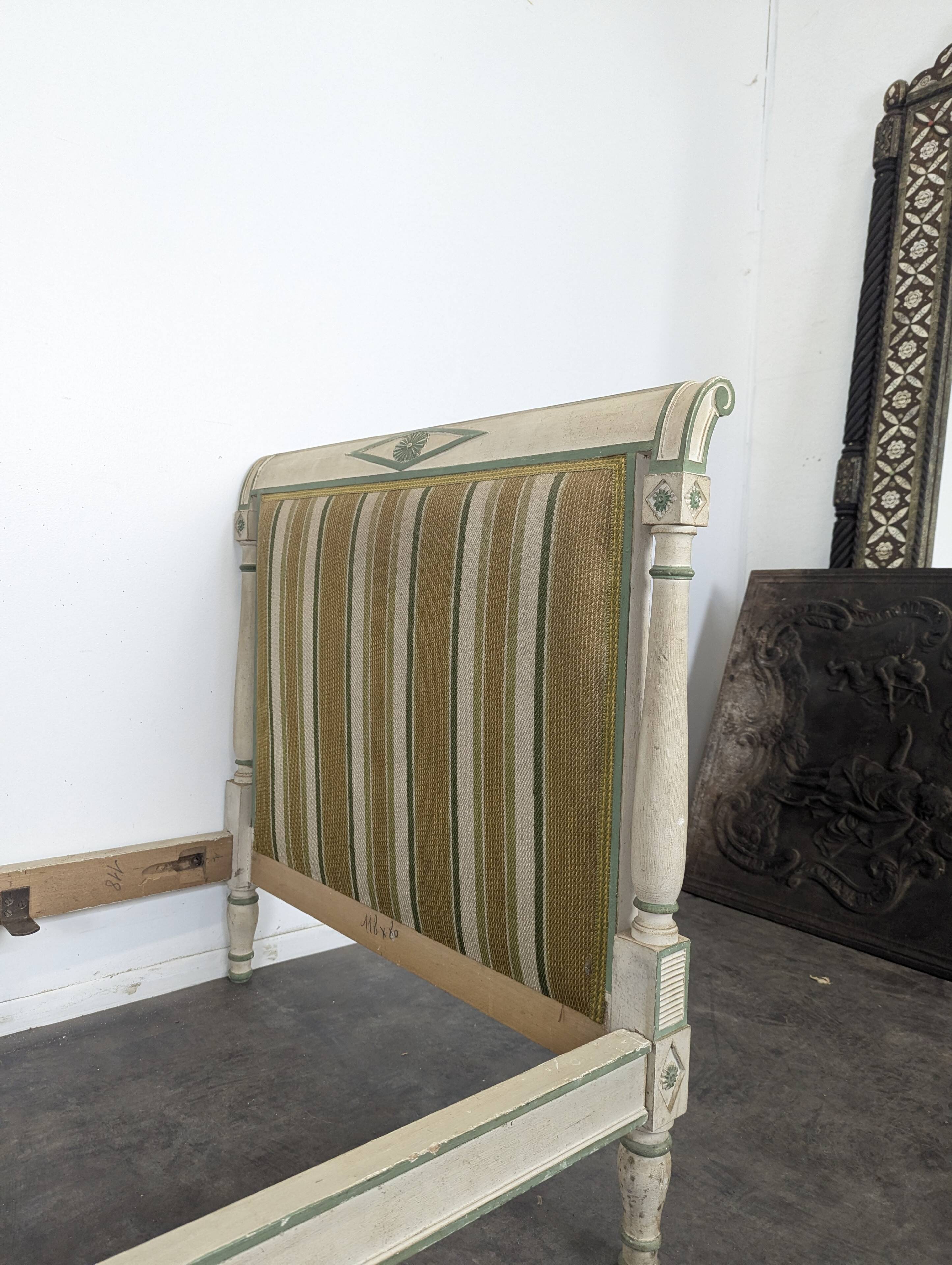 Lit de repos Directoire en bois laqué crème et vert