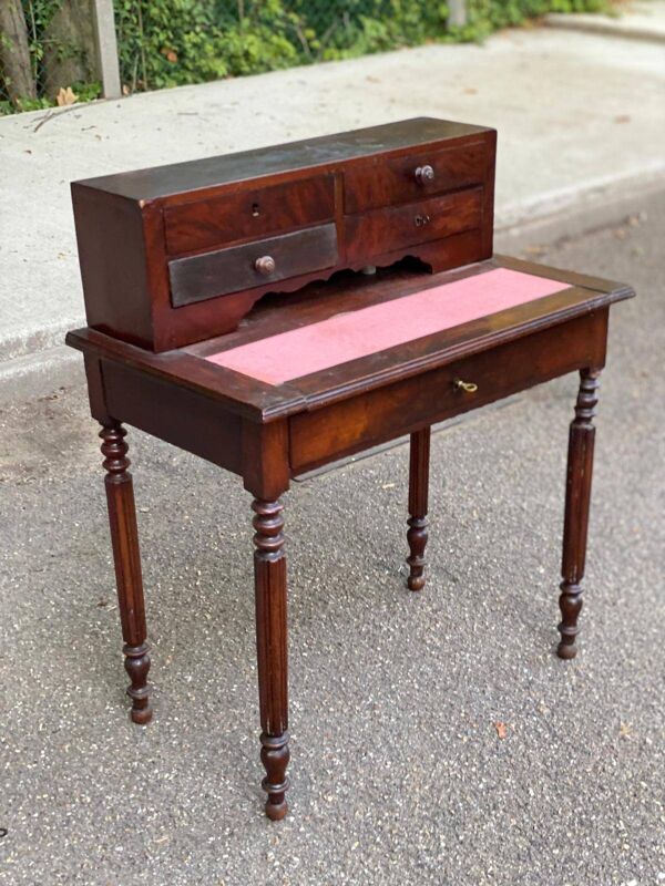 Bureau bonheur du jour avec rangements du 19ème
