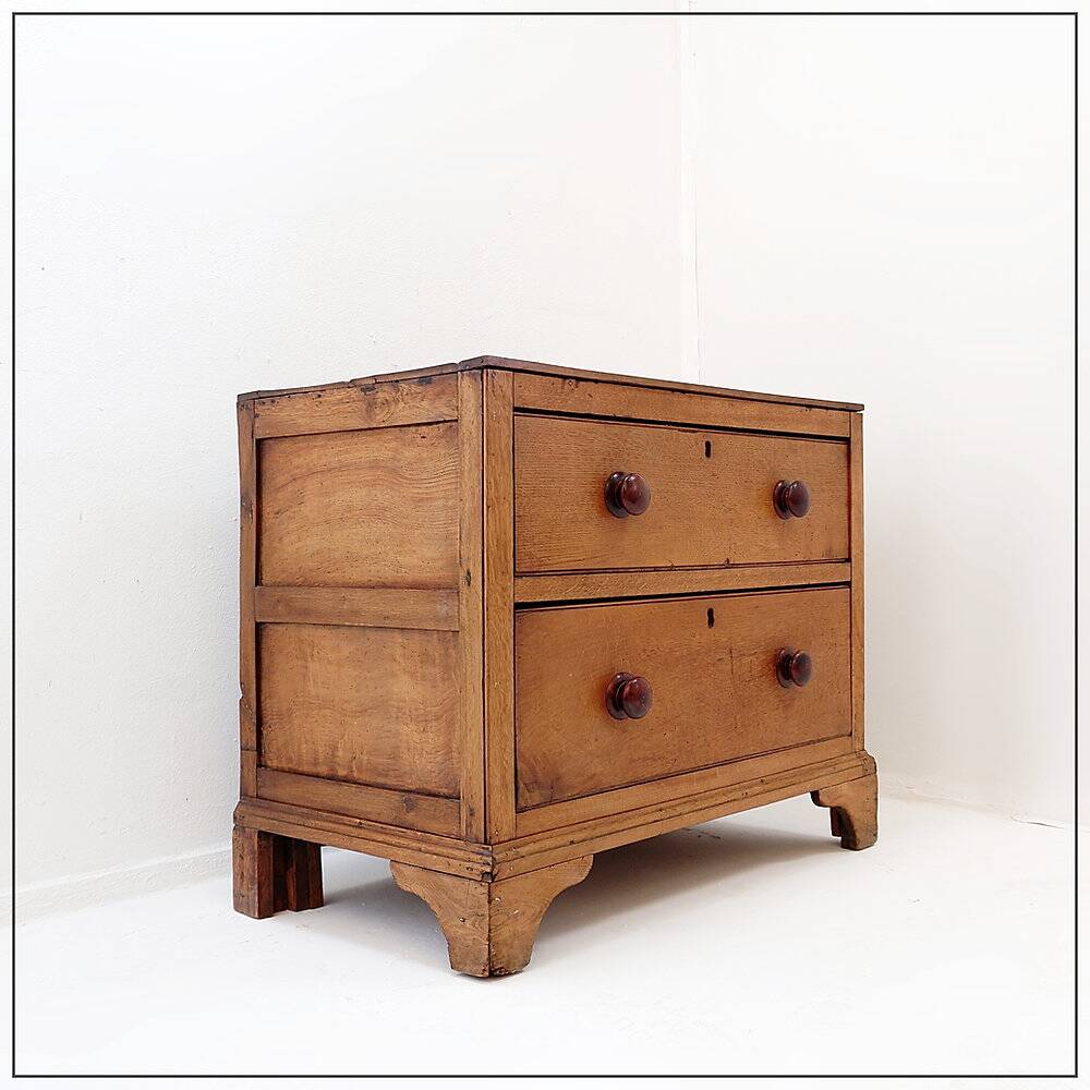 Commode rustique avec deux tiroirs et pieds sculptés - 1930