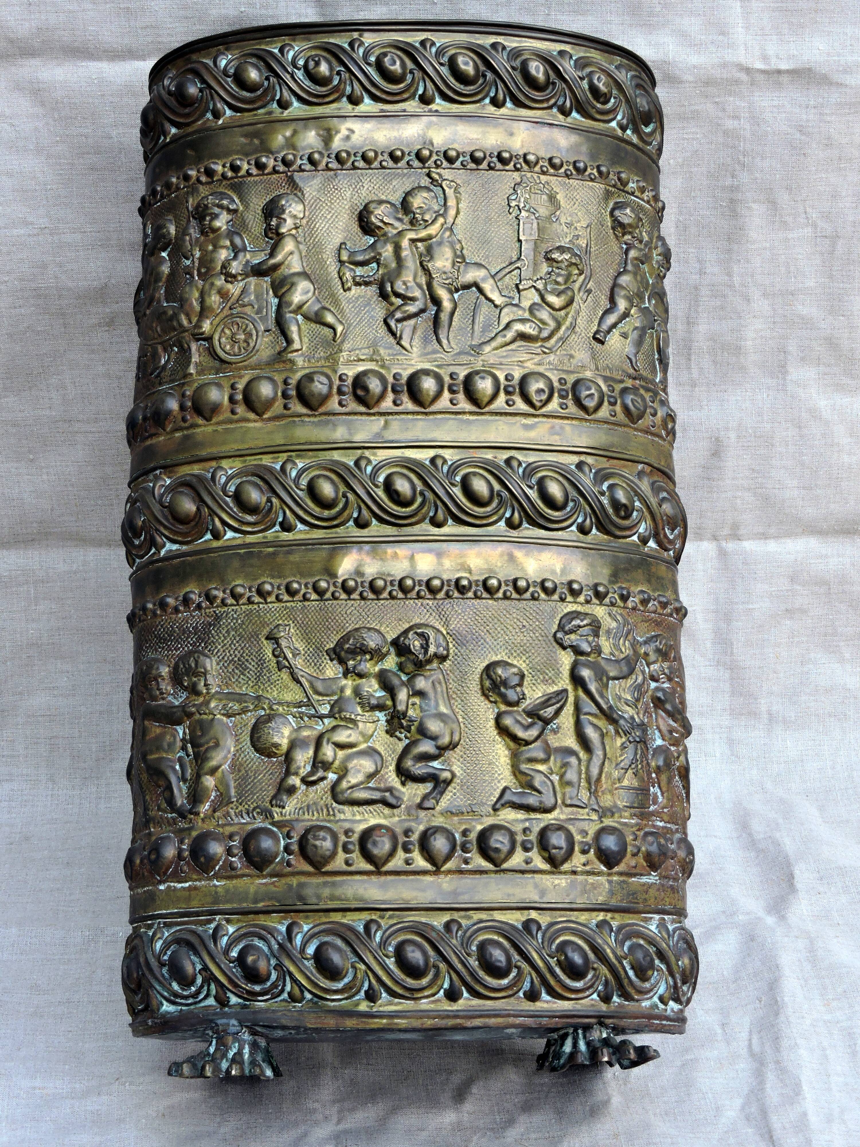 UMBRELLA HOLDER in copper with decoration in repelled CHERUBIN PUTTI ANGELOT, copperware XIX th century