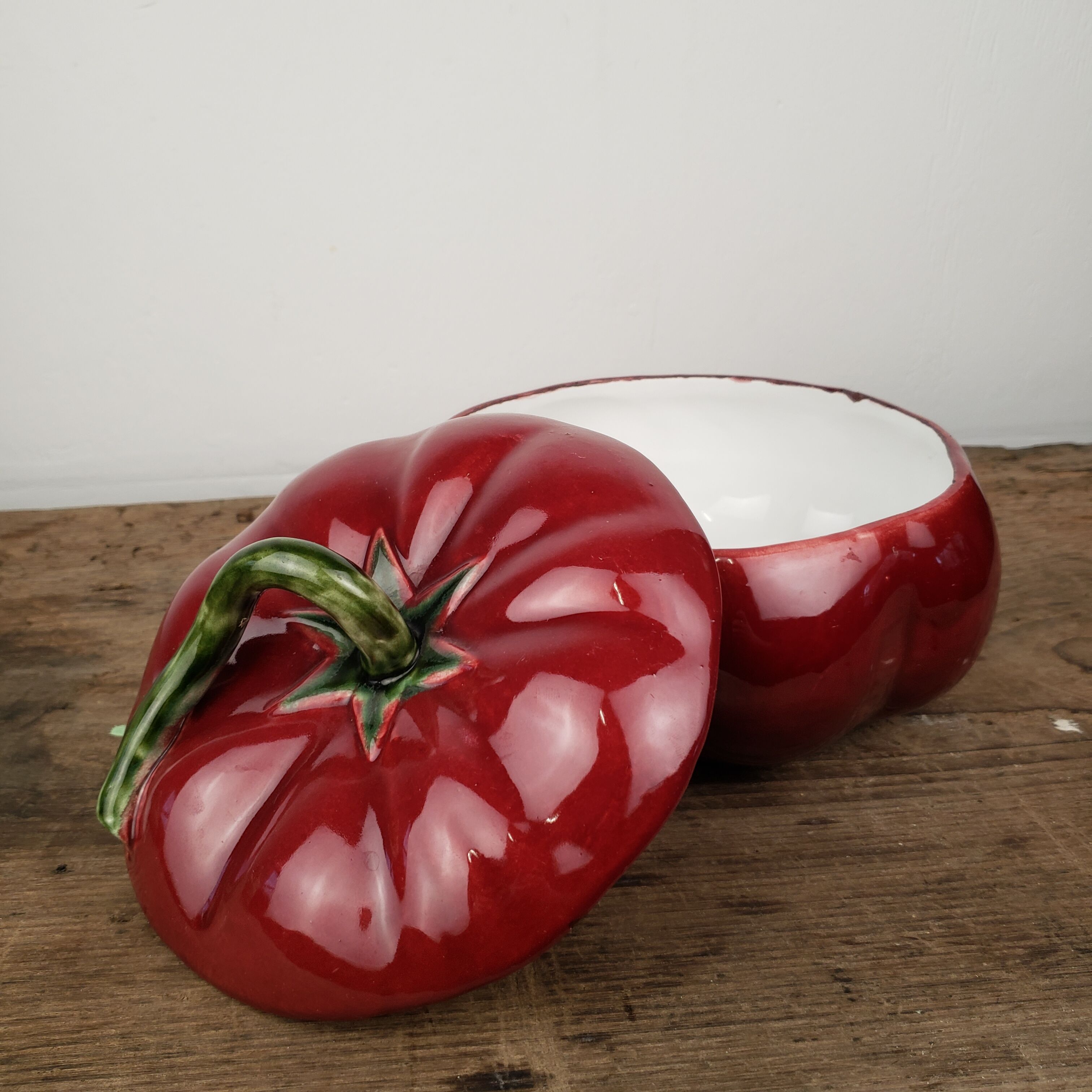 Large pot in ceramic slurry red tomato