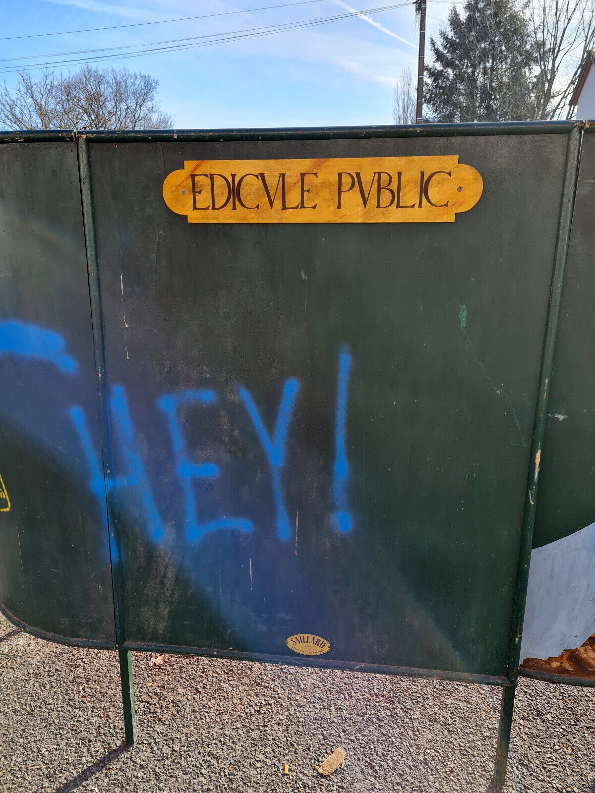 Public edicule made in sets for a former theater of Franche Comté