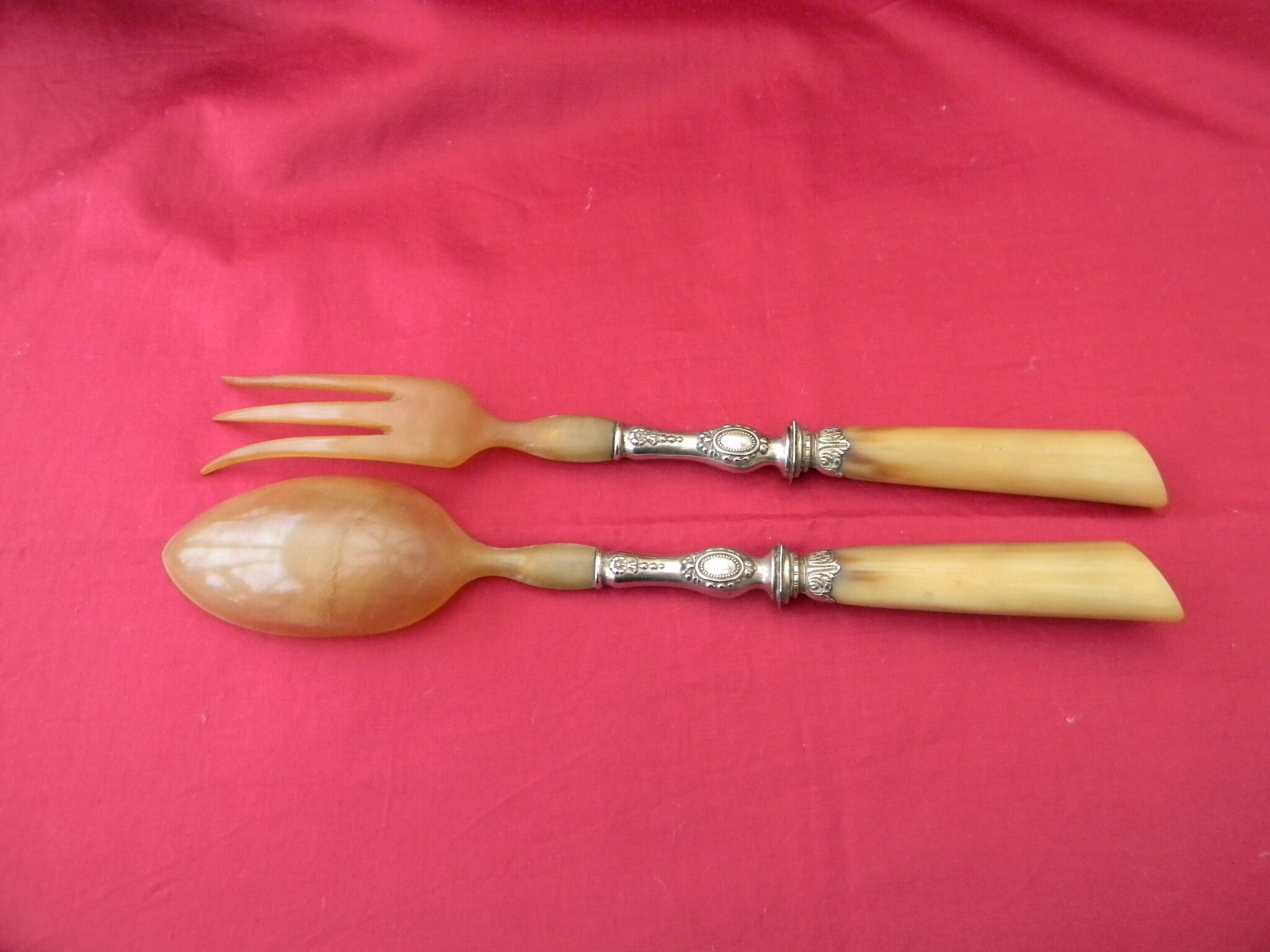 Covered with salad horn and silver metal.