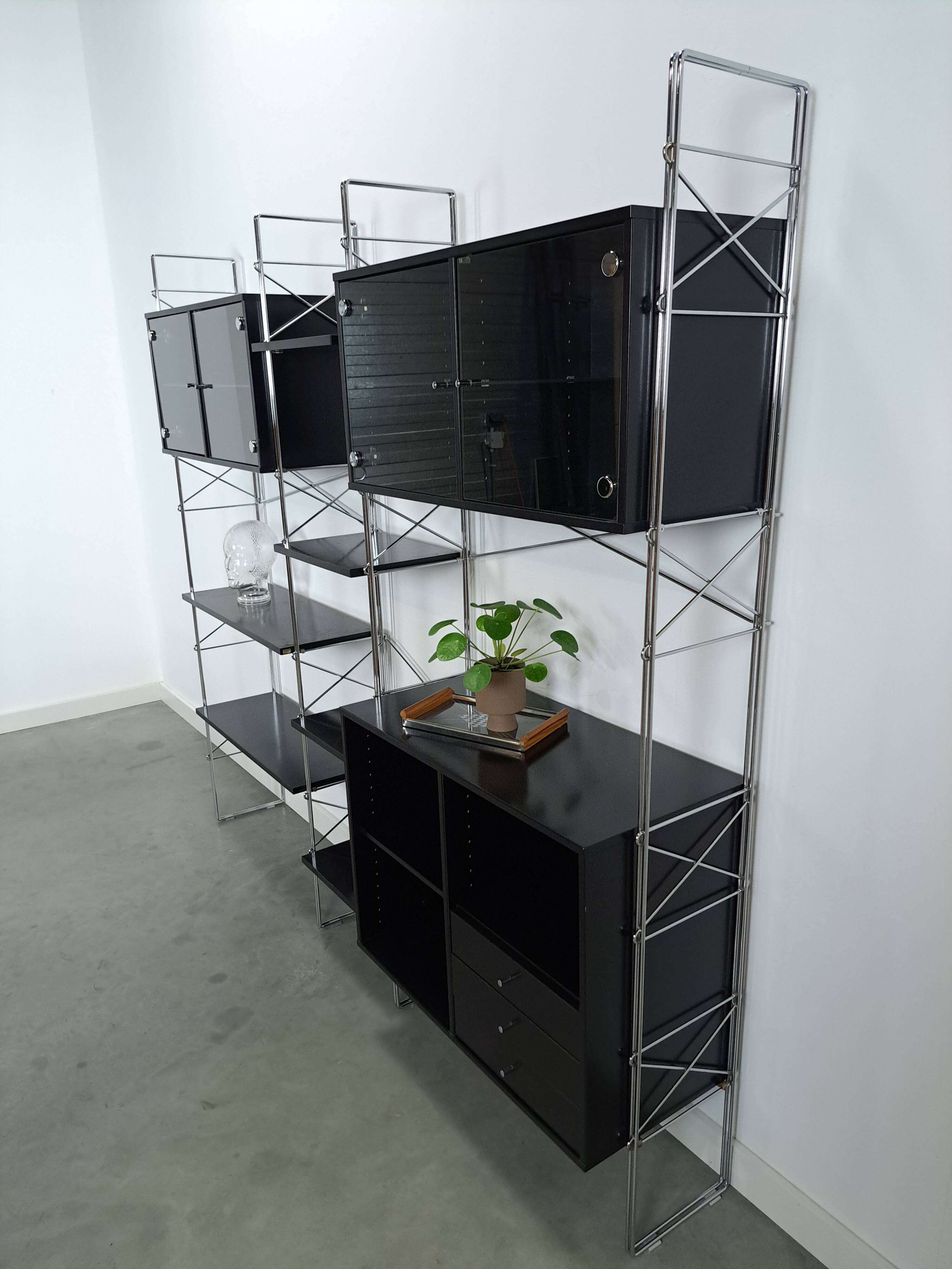 Deens design Denka modulaire kast met chromen houders en planken