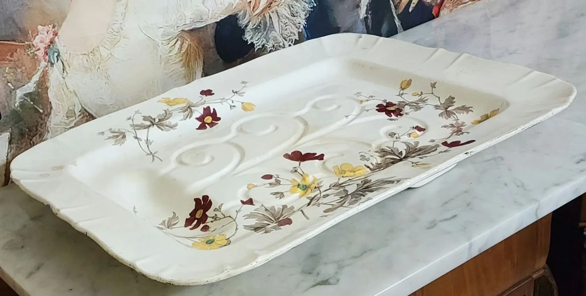 Very large rectangular dish with scalloped edges, made of fine glazed earthenware.