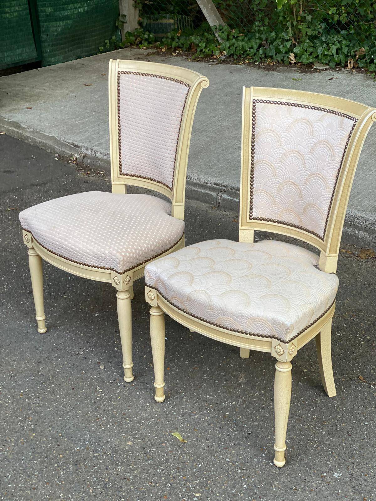 2 chaises Louis XVI en bois beige rembourrées