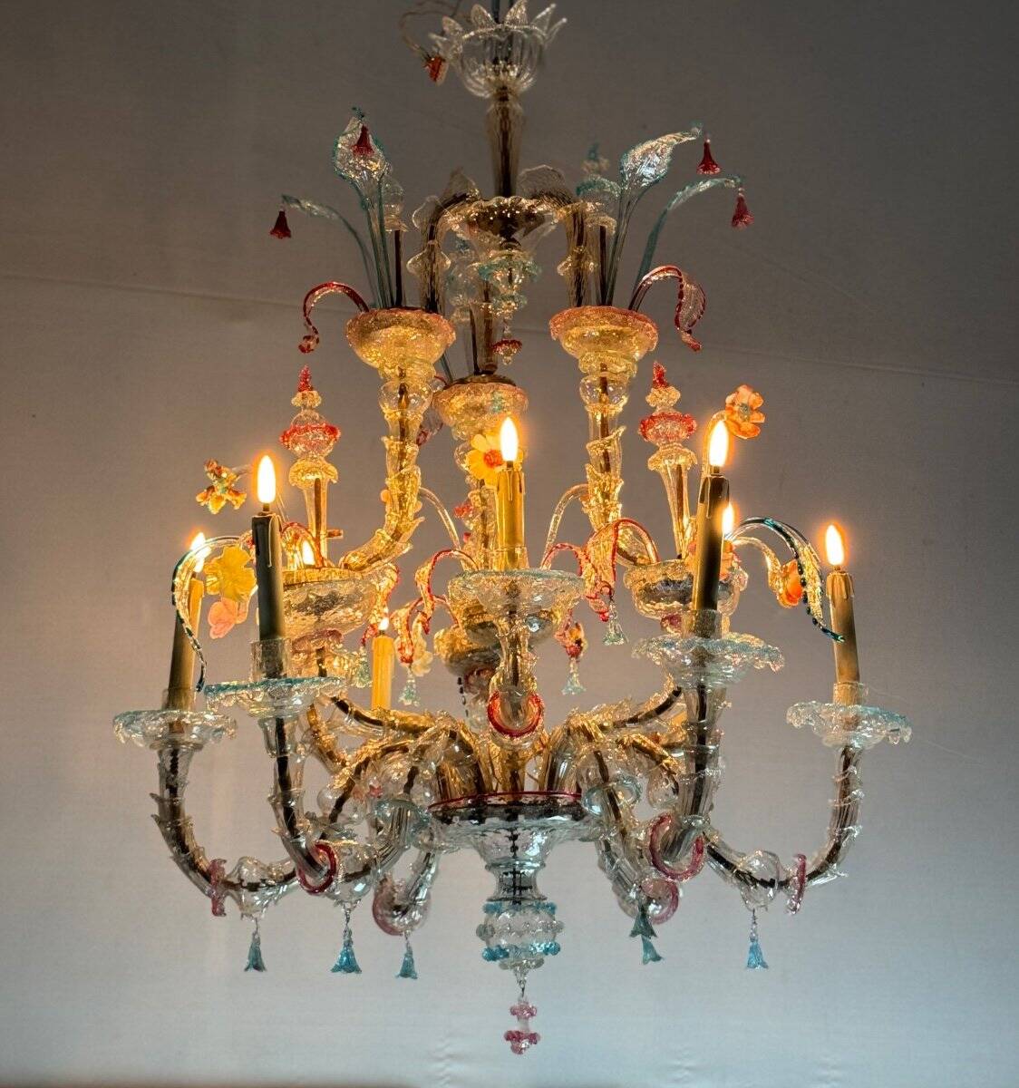 Rezzonico Venetian chandelier in multicolored Murano glass, 12 light arms, circa 1900