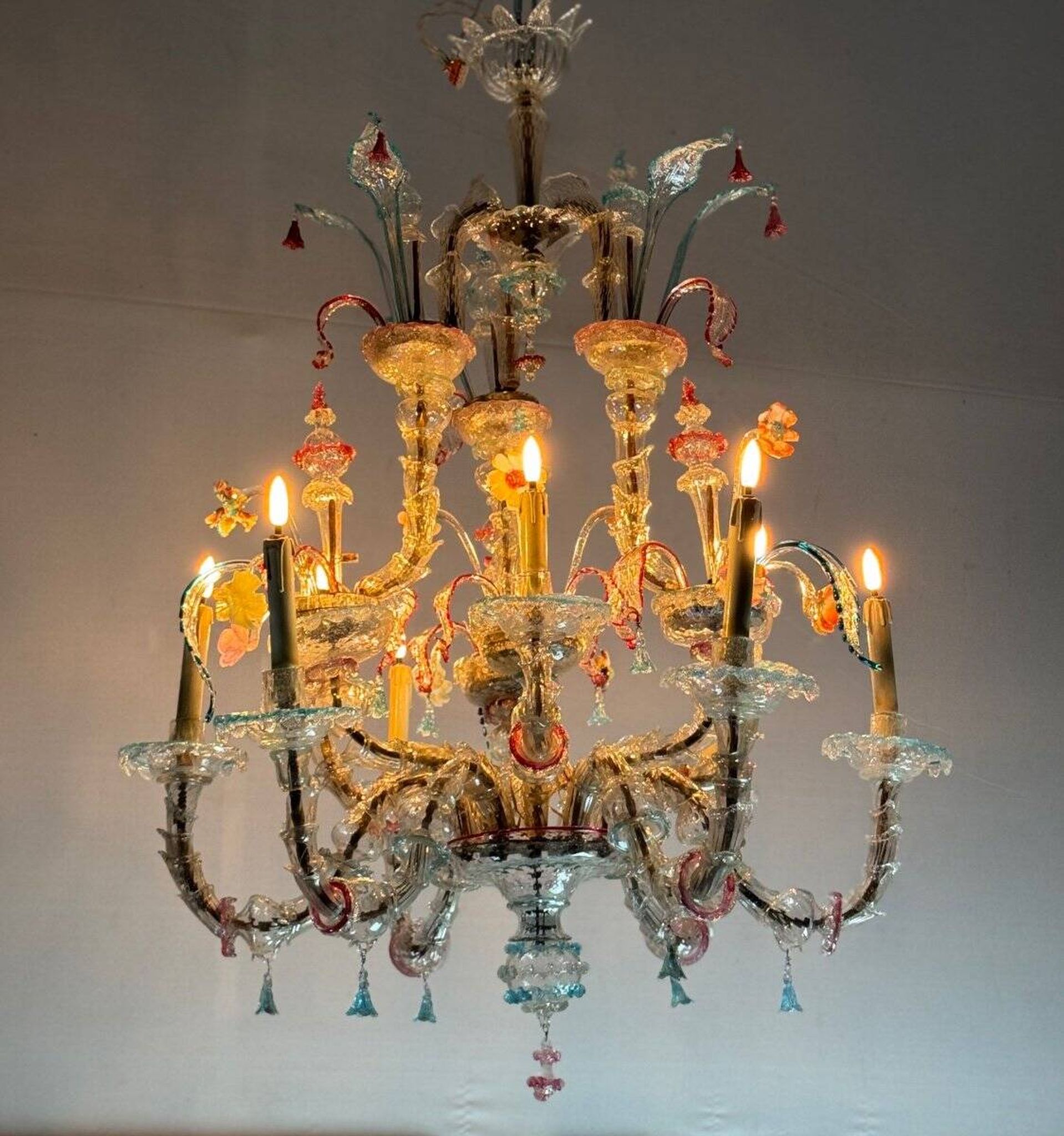 Rezzonico Venetian chandelier in multicolored Murano glass, 12 light arms, circa 1900