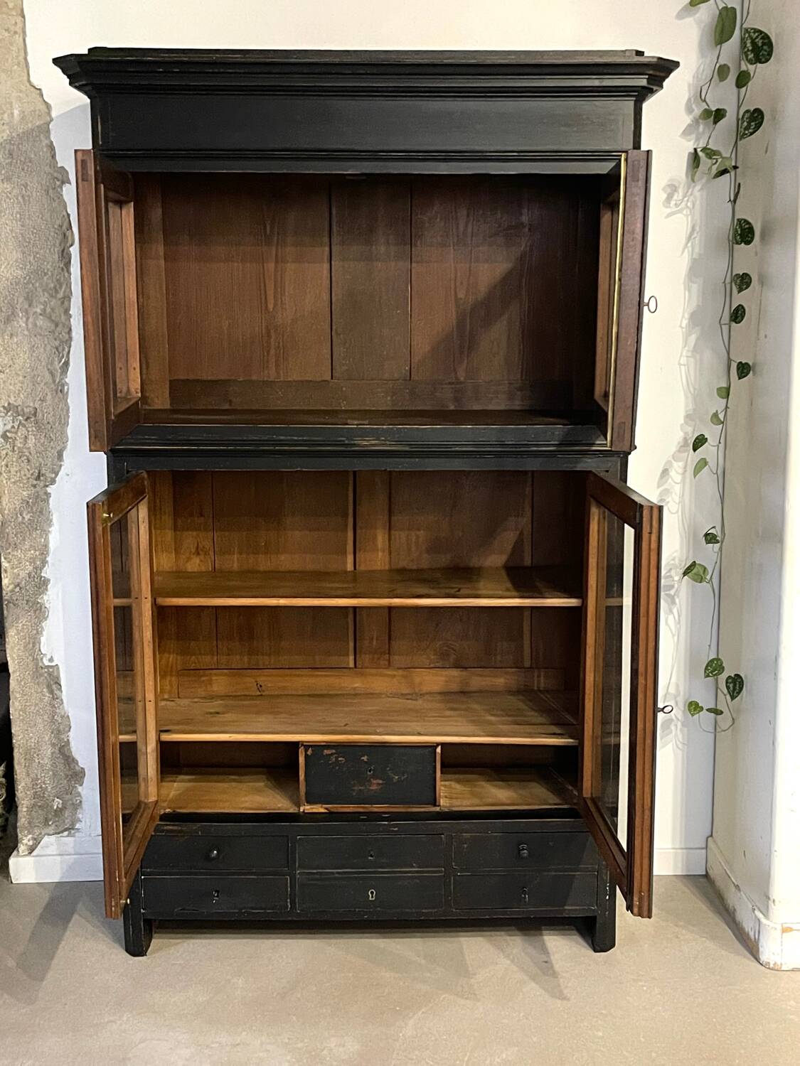 Glass display cabinet