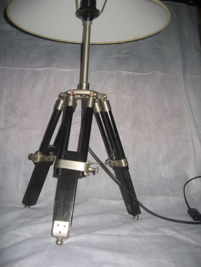 Lamp tripod telescopic feet