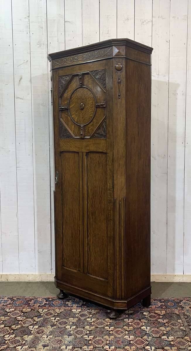 English oak wardrobe cupboard from the early 20th century