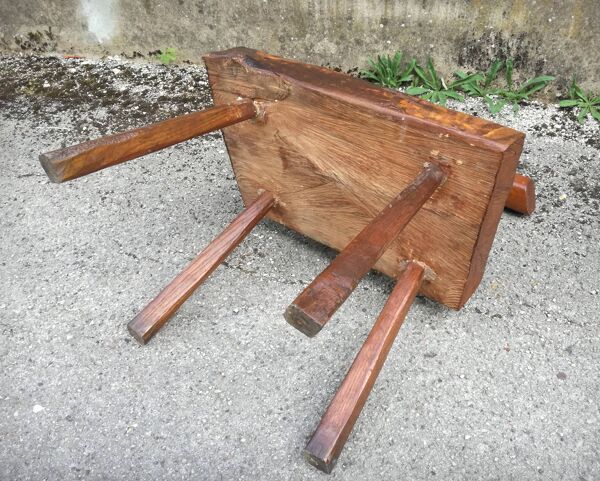 Suite de quatre chaises et un banc brutalistes, France, années 60