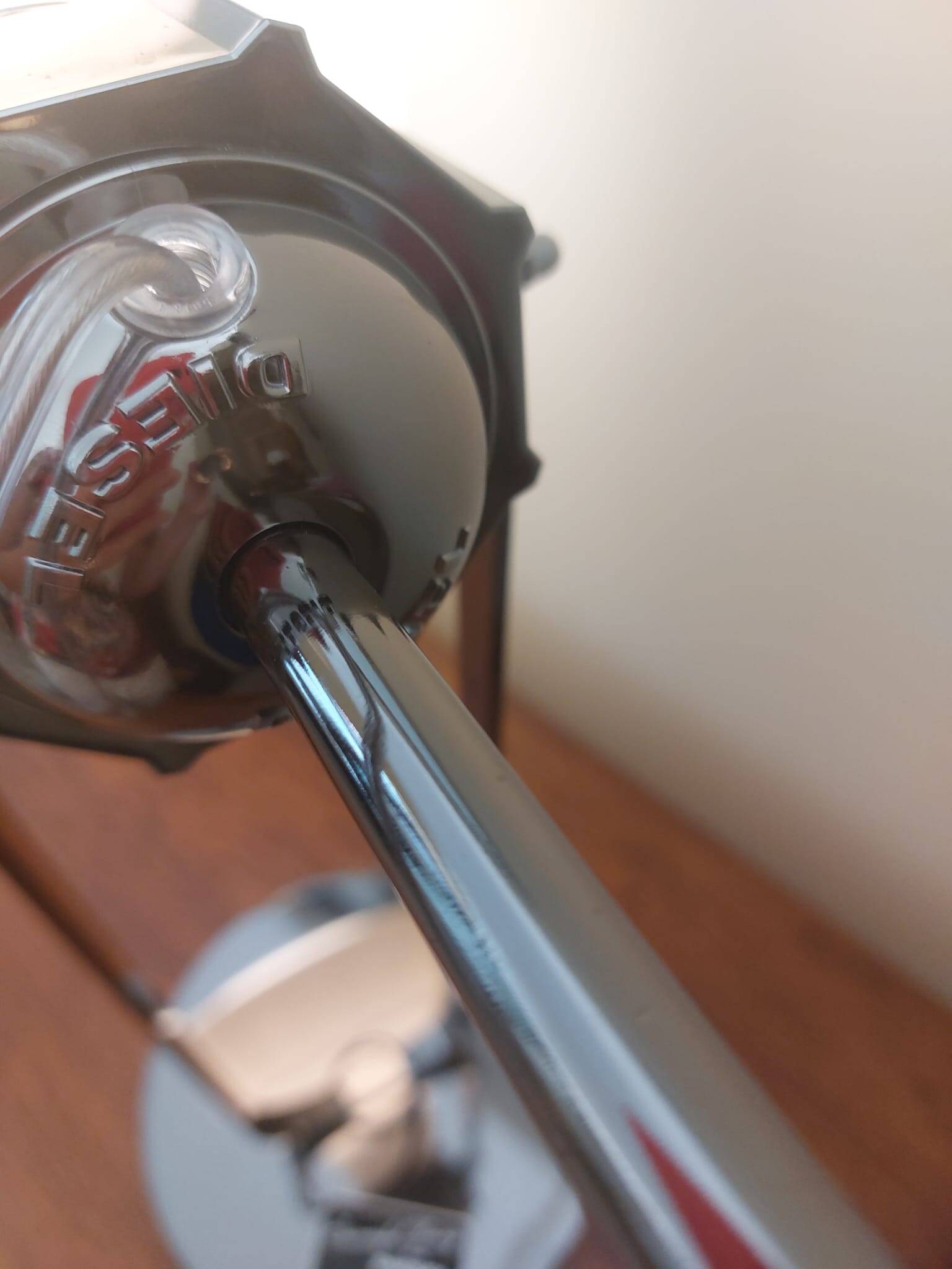 Lampada da tavolo "Glas" in vetro opalino e acciaio cromato