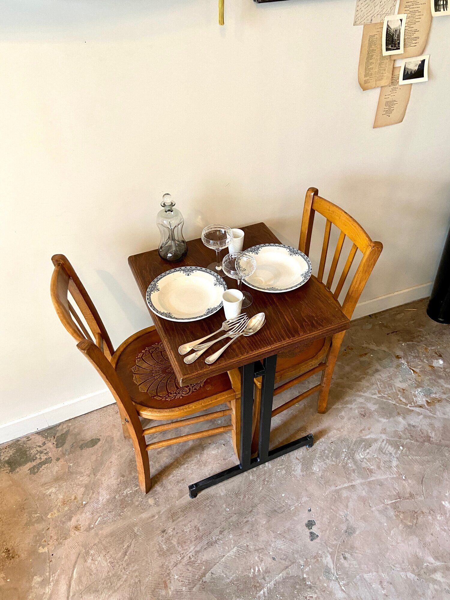 Bistro table in dark wood and black metal 55 x 50 cm