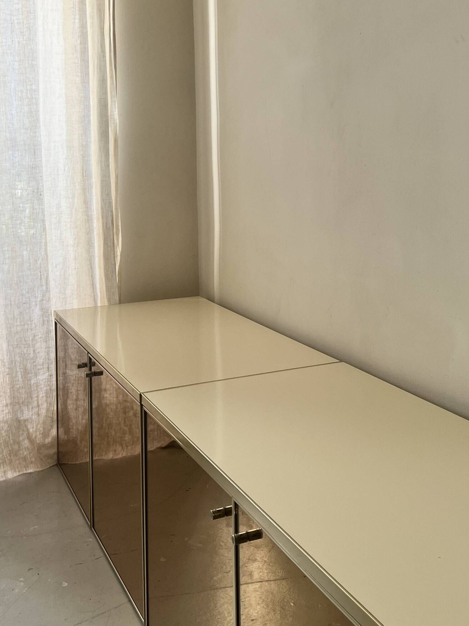 Low ivory lacquered enfilade, smoked mirror & brass JC Mahey, design 1970.