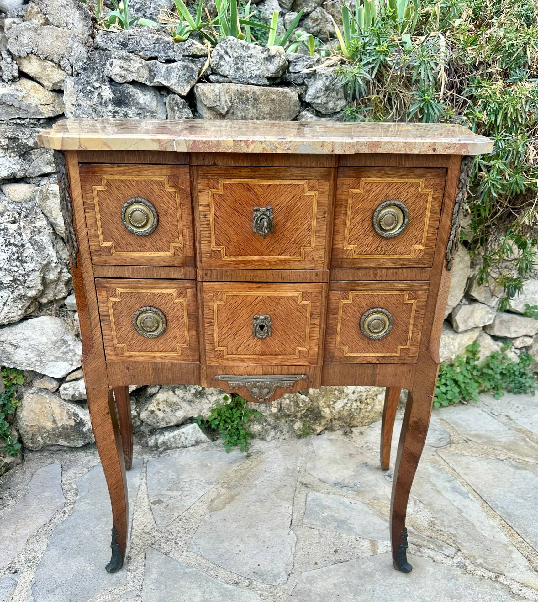 Commode sauteuse à ressaut en Marqueterie de bois de style Transition 