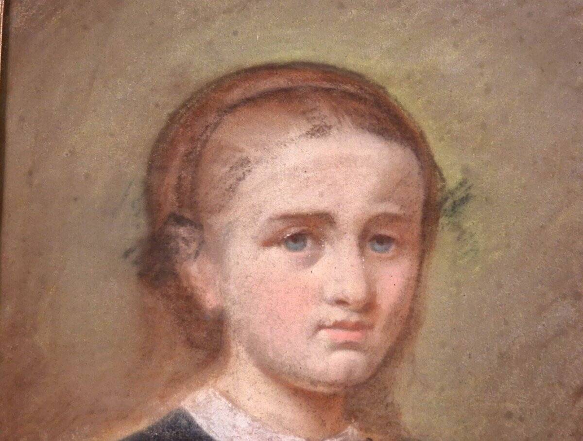 Portrait of a young woman from the Napoleonic III era.