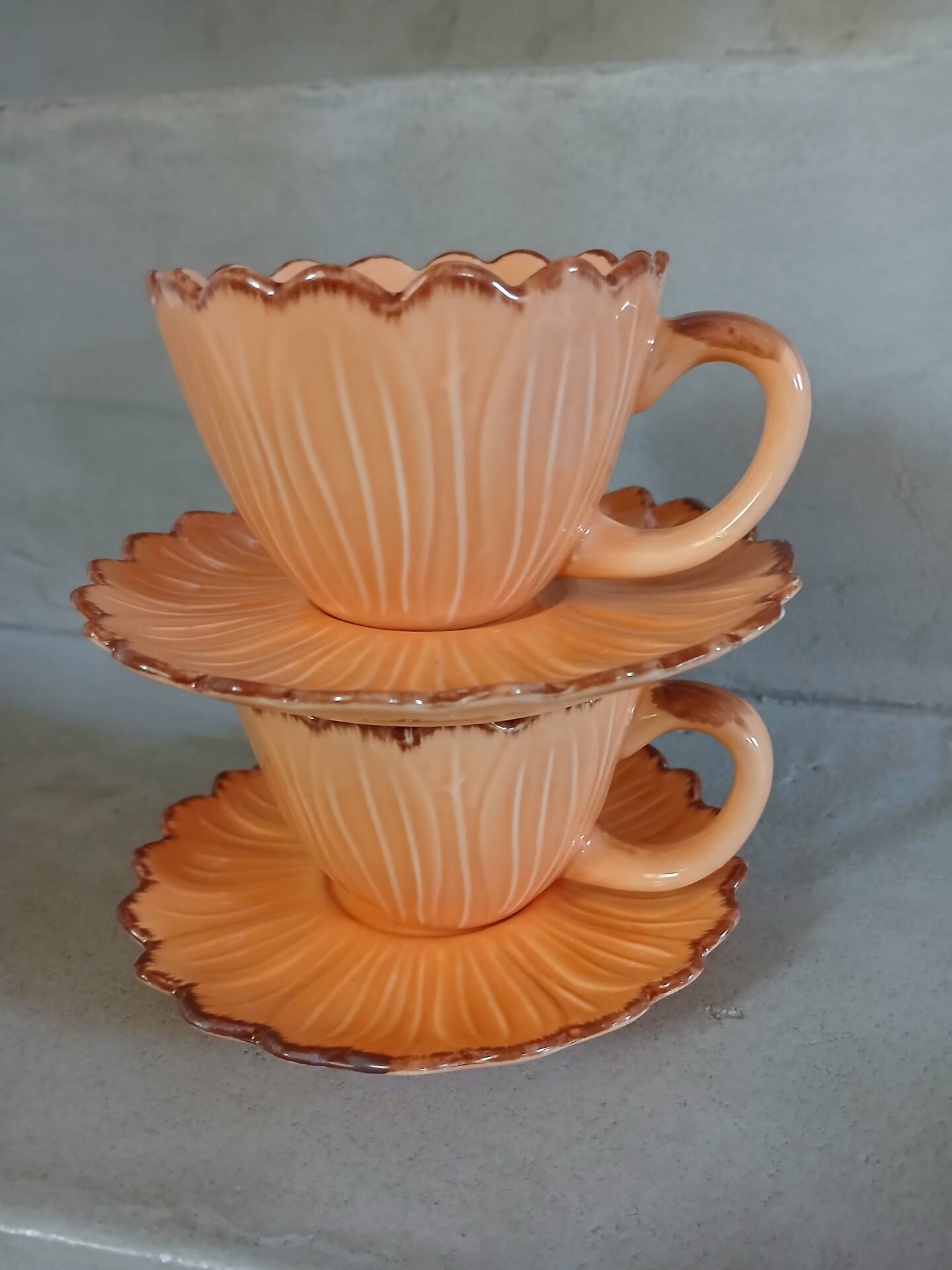 6 tasses à café et soucoupes style barbotine