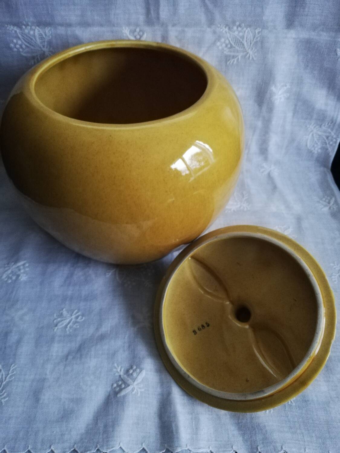 Ceramic salad bowl tureen